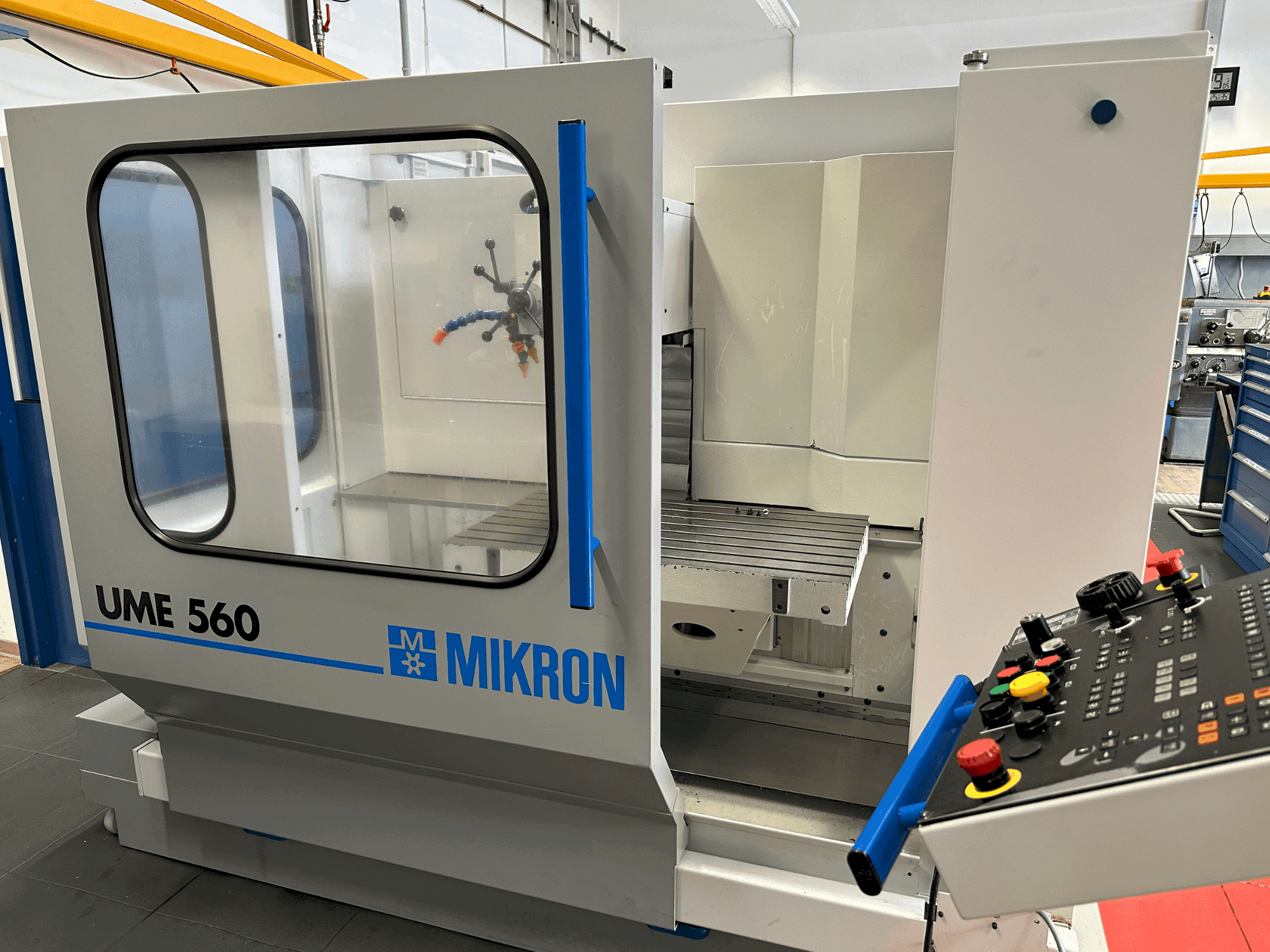 Prikaz  stroja MIKRON UME-560  sprijeda