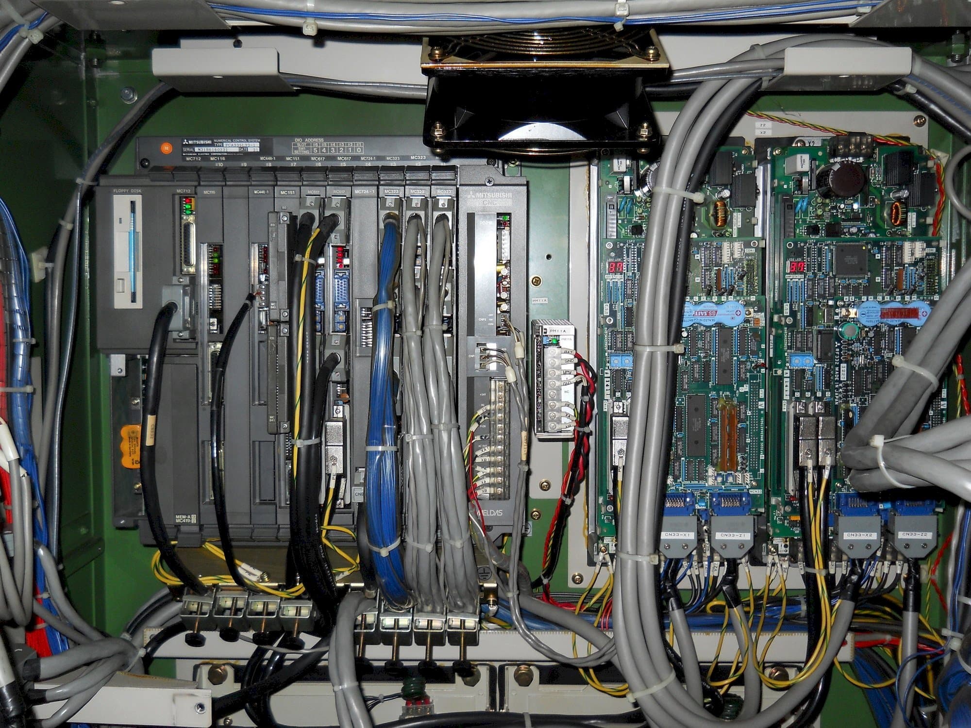 Prikaz stroja Mazak Multiplex 610 sprijeda