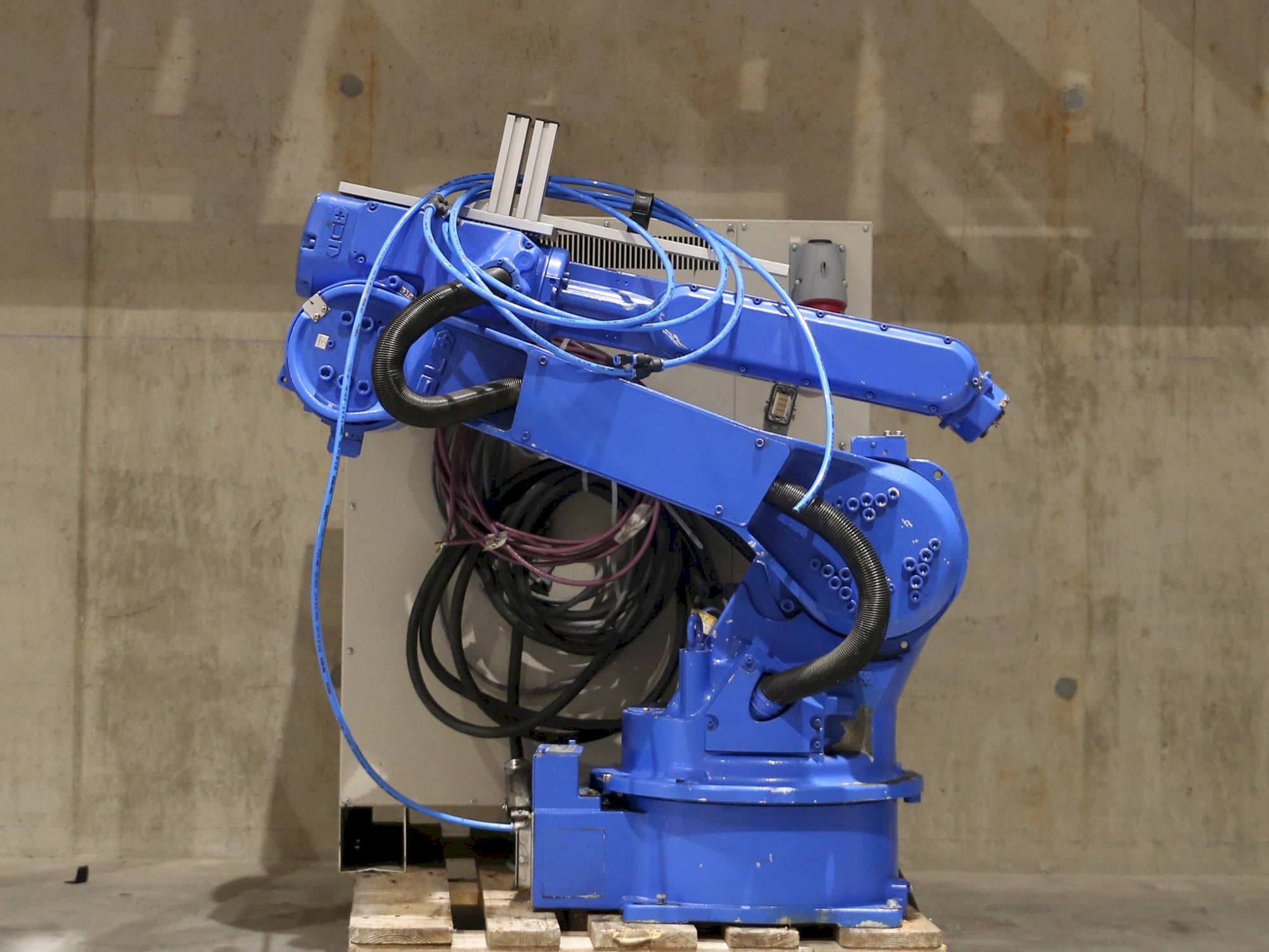 Prikaz stroja Yaskawa Motoman HP20D sprijeda