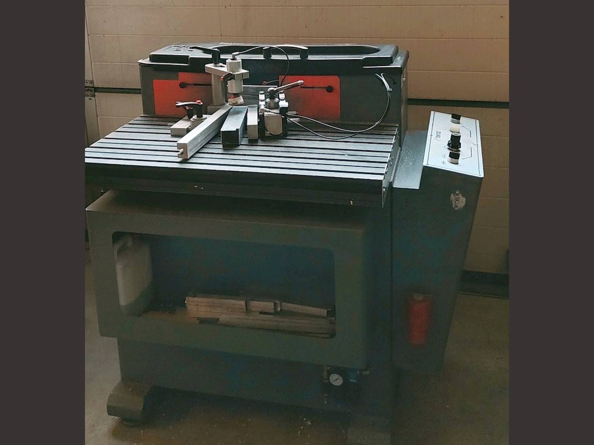 Prikaz lijeve strane stroja Tekna TK661