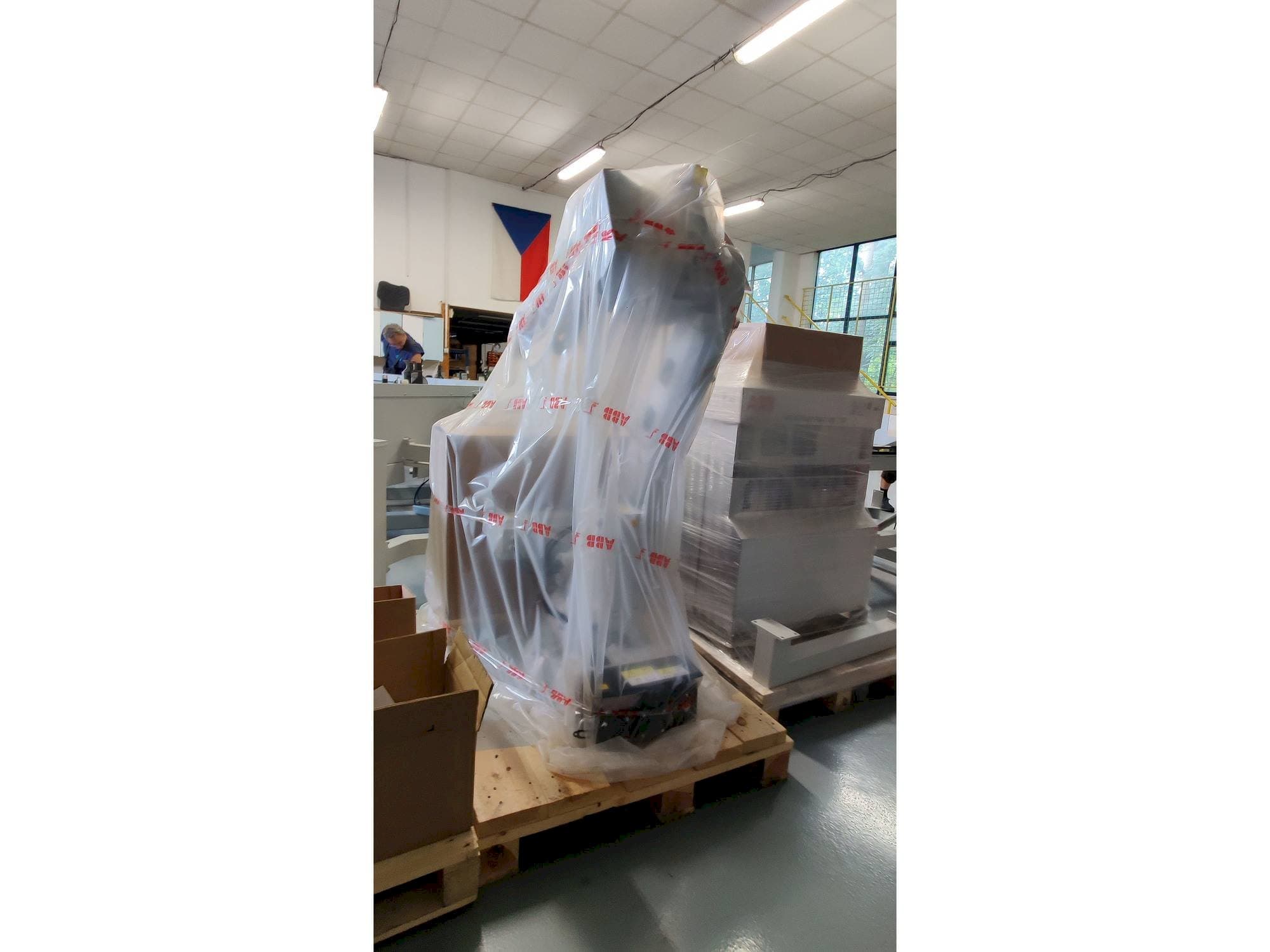 Prikaz  stroja ABB IRB 4600  sprijeda