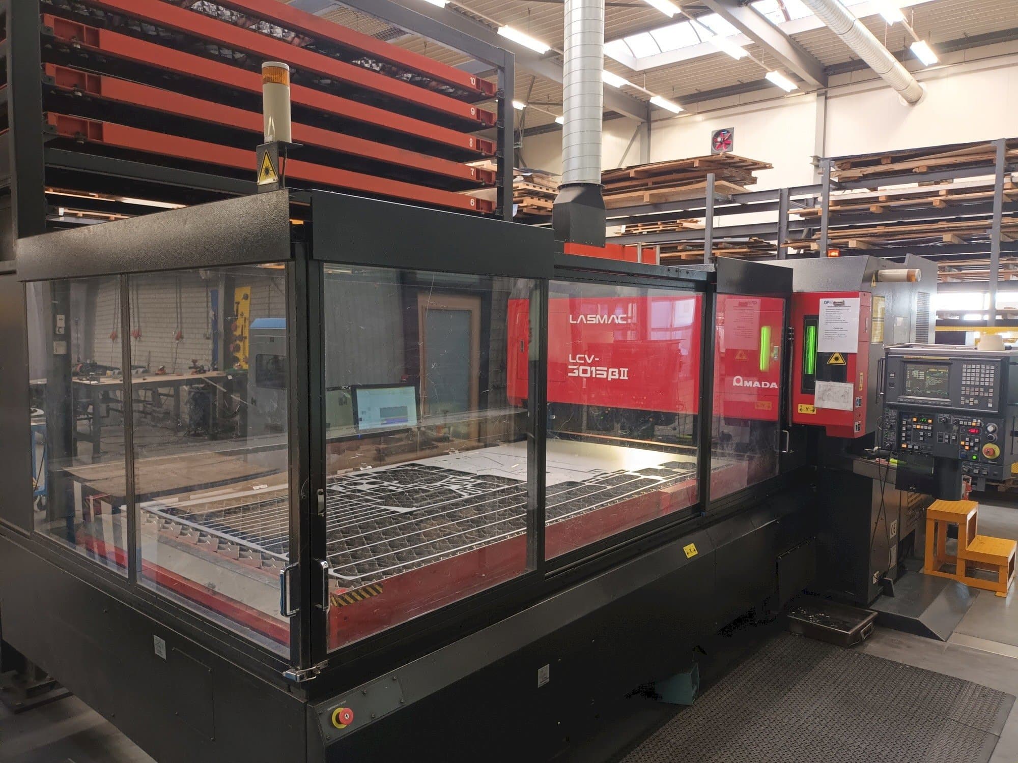 Prikaz  stroja AMADA LCV 3015 3KW + Automation/storage  sprijeda