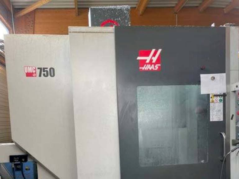 Prikaz stroja HAAS UMC 750 S sprijeda