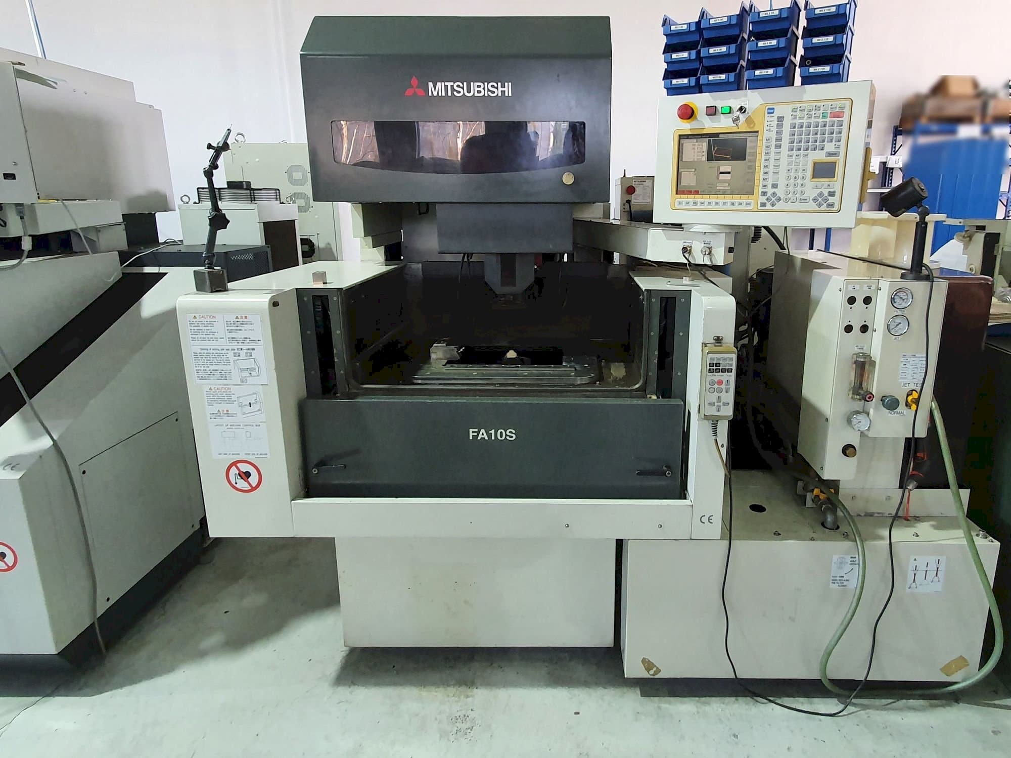 Prikaz stroja Mitsubishi FA10SM sprijeda