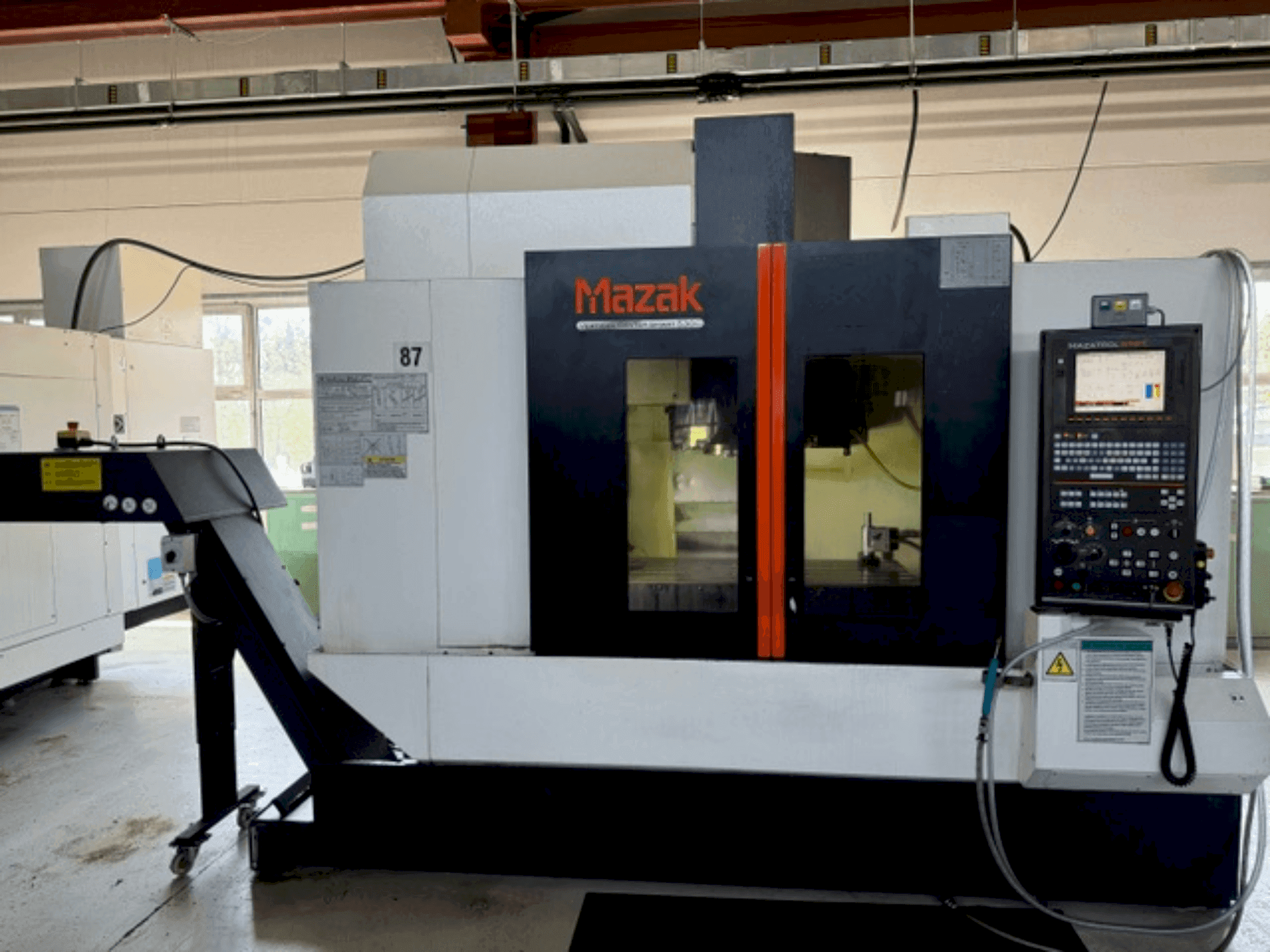 Prikaz stroja Mazak VCS530C sprijeda