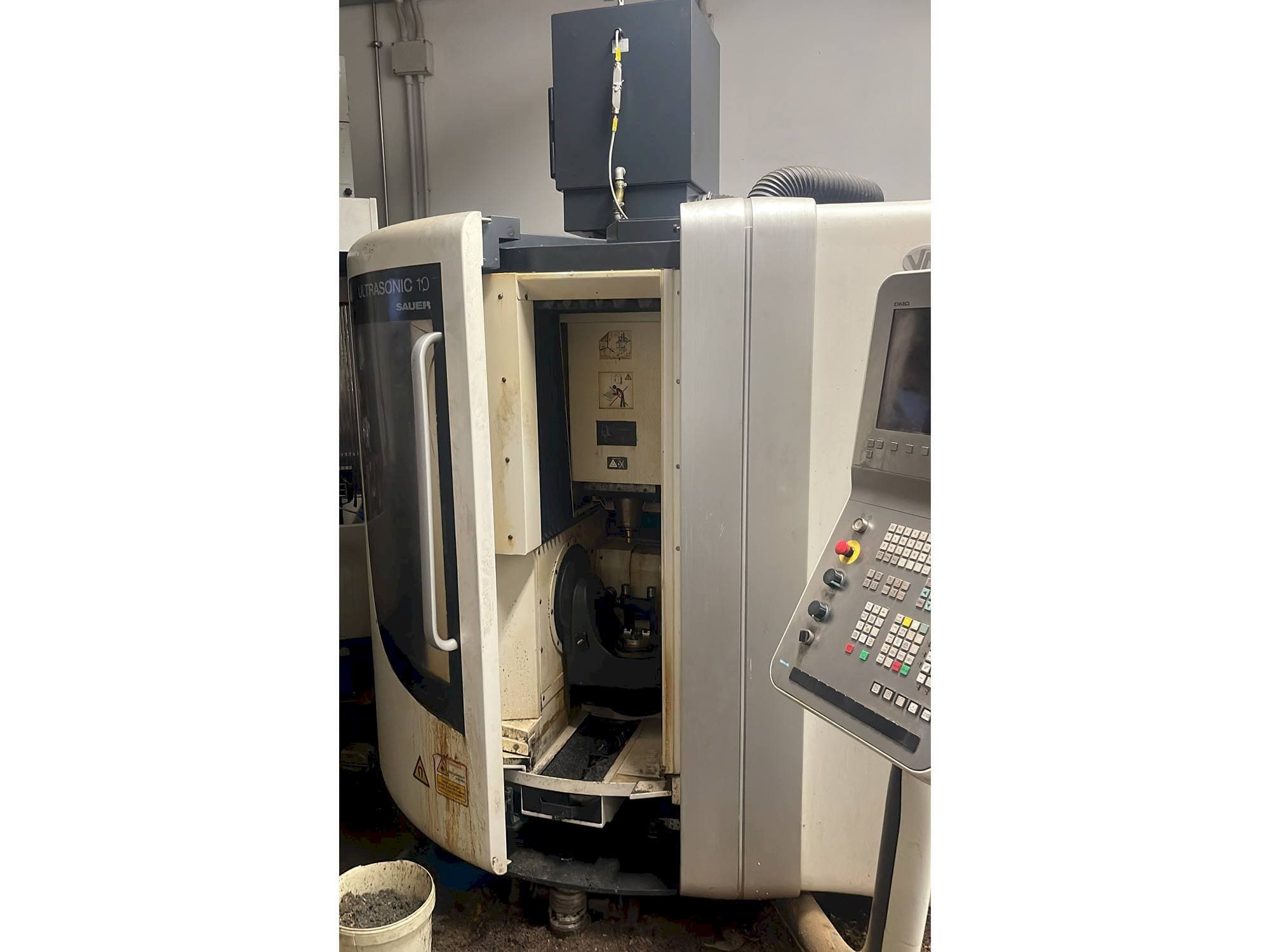 Prikaz  stroja DMG ultrasonic 10 sauer  sprijeda