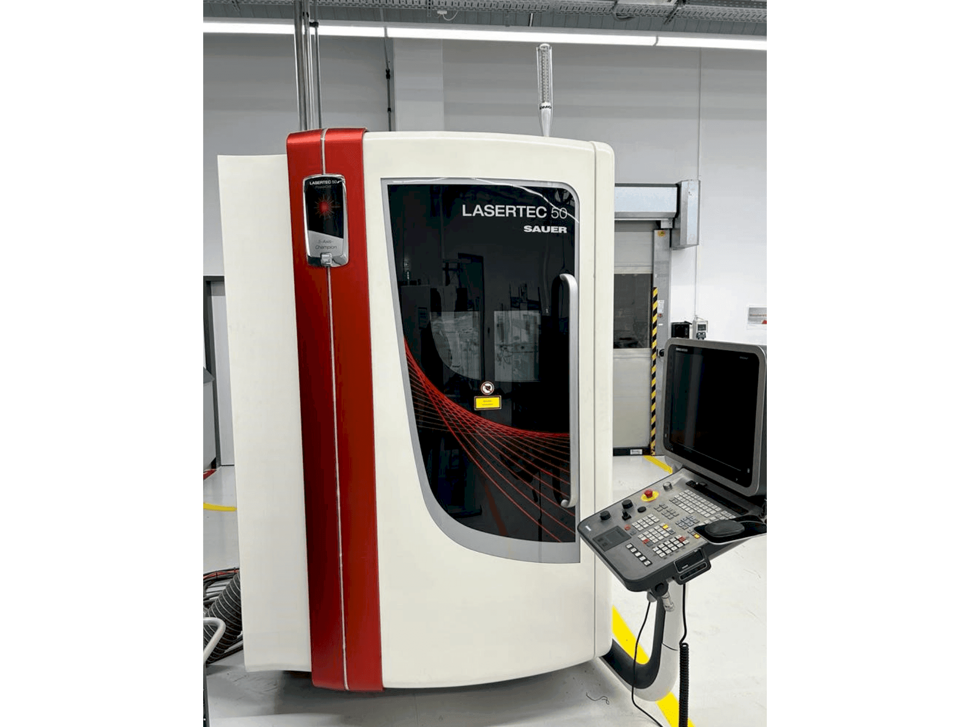 Prikaz  stroja DMG SAUER  LASERTEC 50  sprijeda
