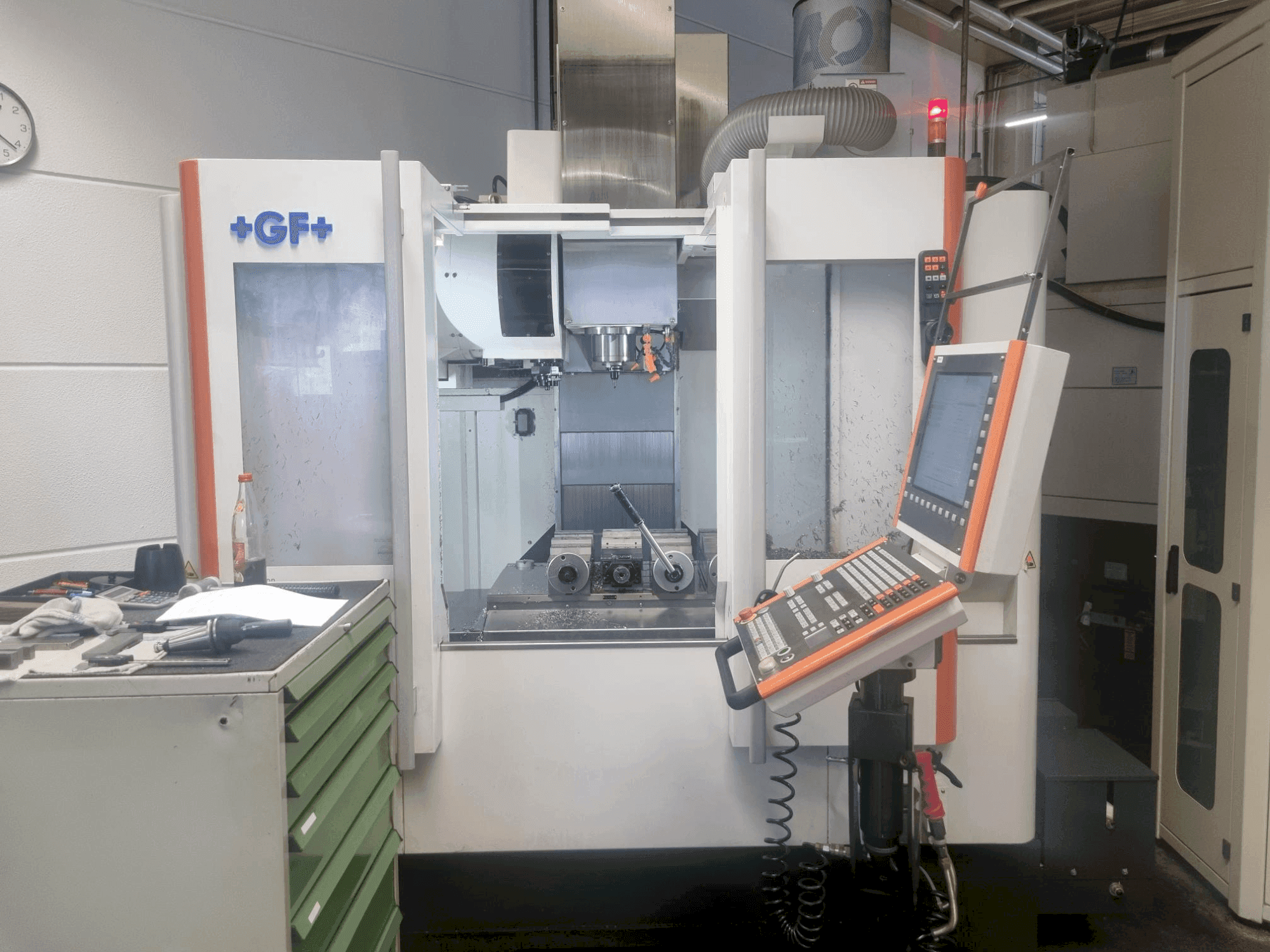 Prikaz  stroja MIKRON VCE 800 Pro  sprijeda