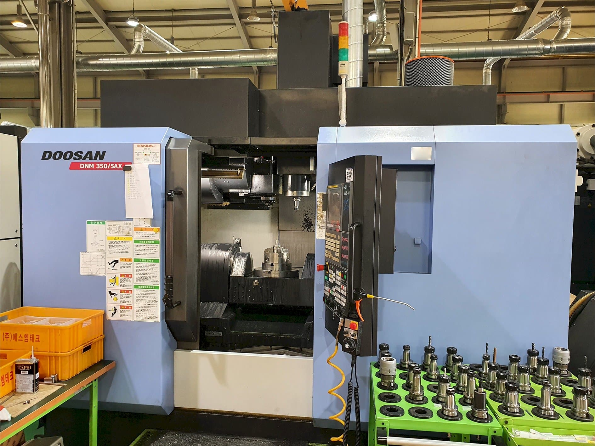 Prikaz stroja Doosan DNM350/5AX sprijeda