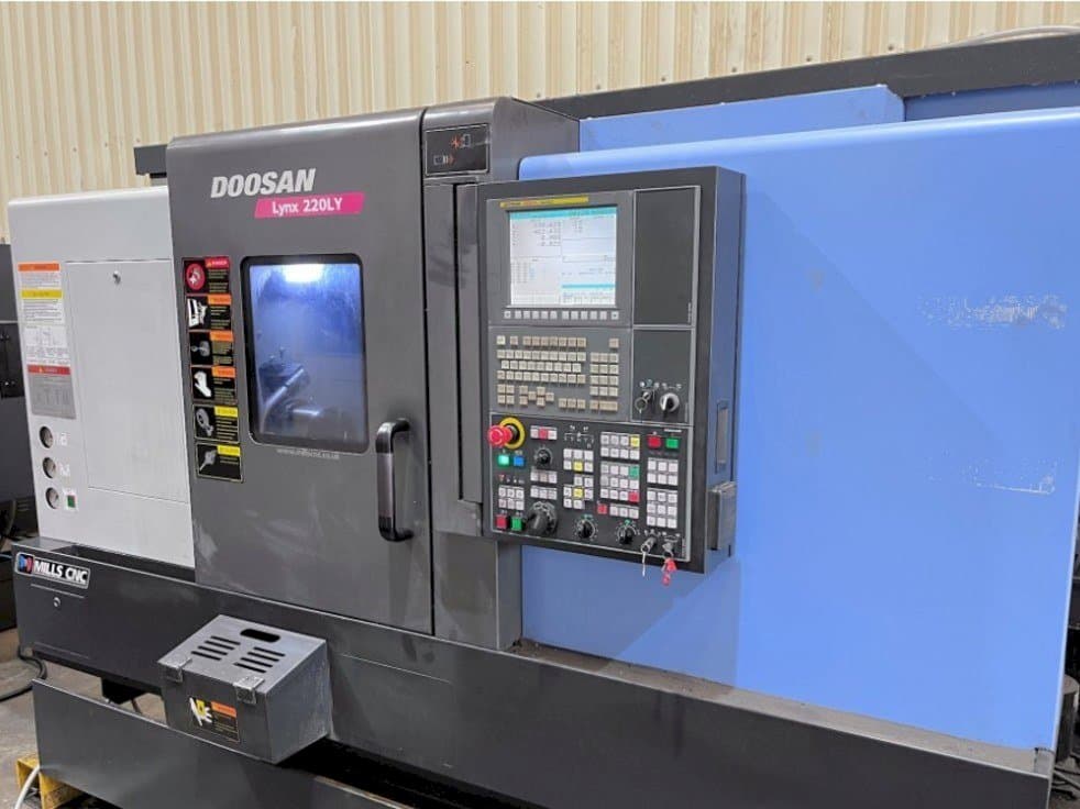 Prikaz  stroja Doosan Lynx 220LYC  sprijeda