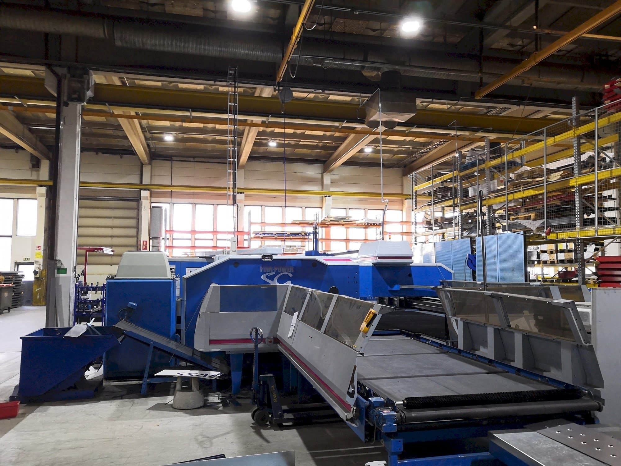 Prikaz  stroja Finn-Power SG6  sprijeda