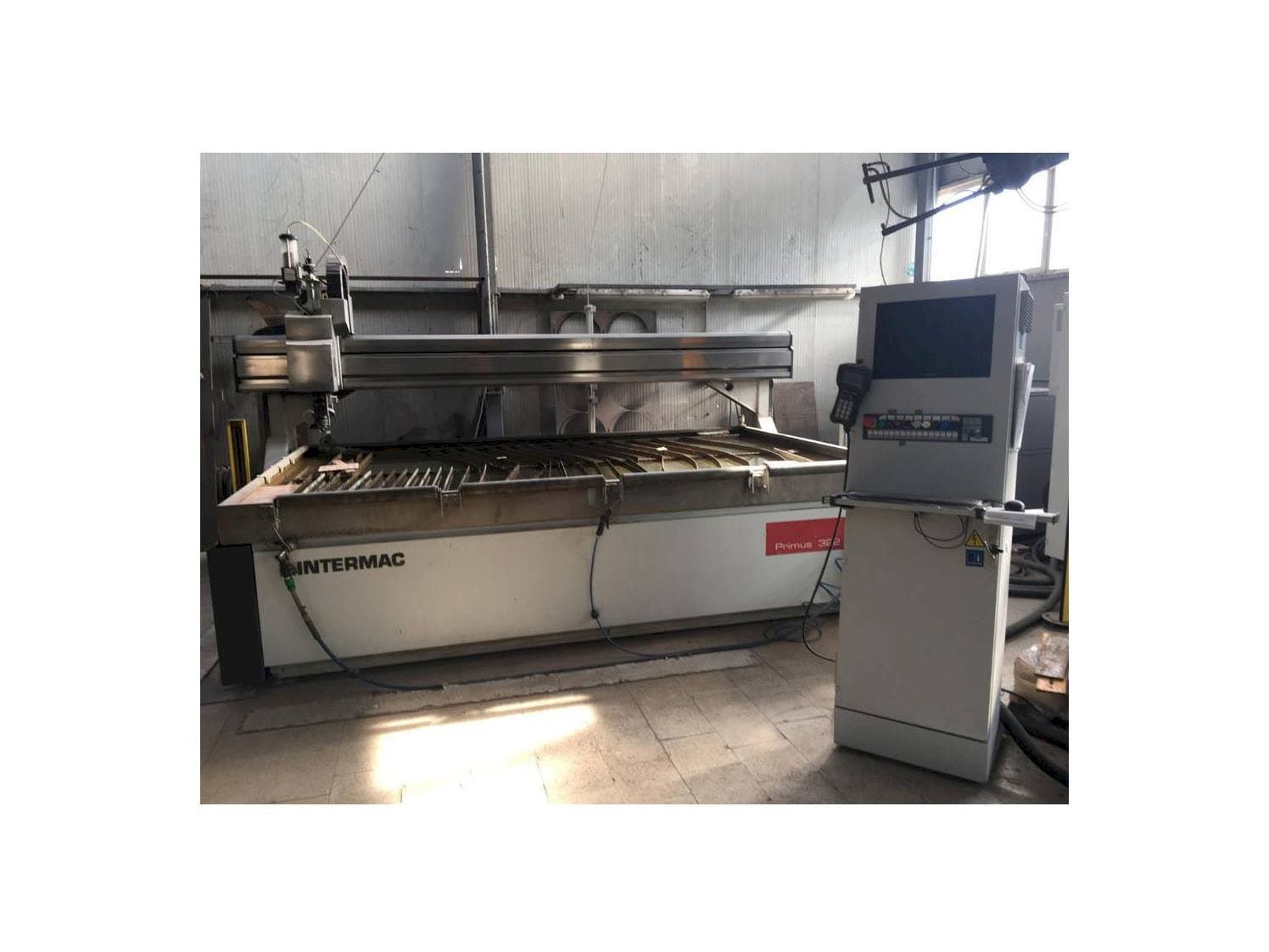 Prikaz  stroja Intermac primus 322  sprijeda