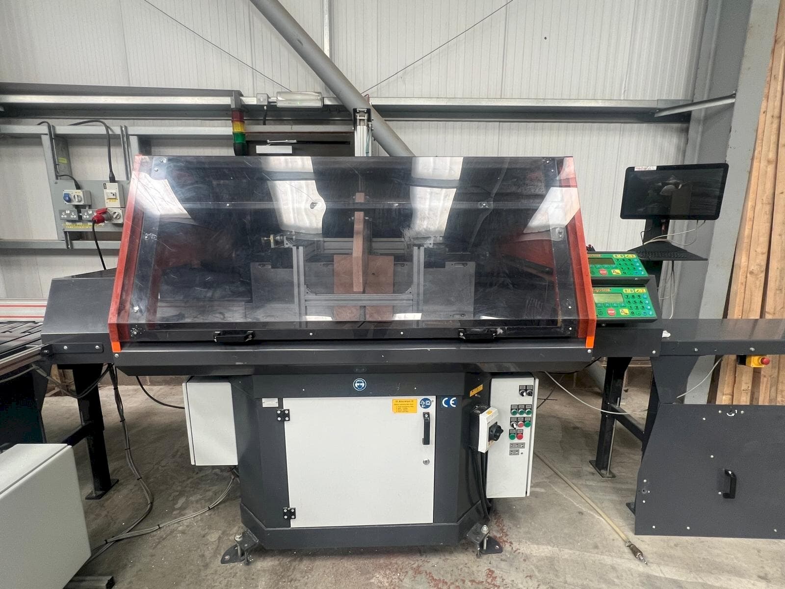 Prikaz  stroja TIGER UKA 600 Cross cut installation  sprijeda