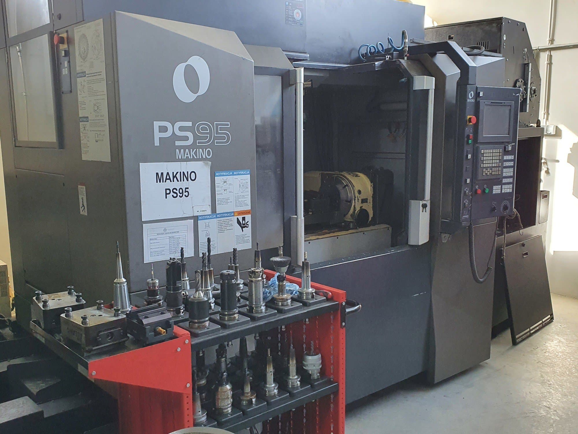 Prikaz stroja Makino PS95 sprijeda