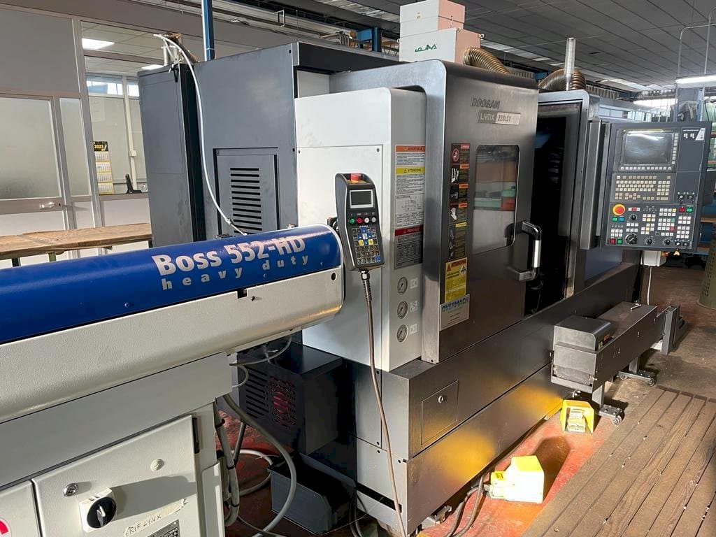 Prikaz stroja Doosan LYNX 220LSY sprijeda