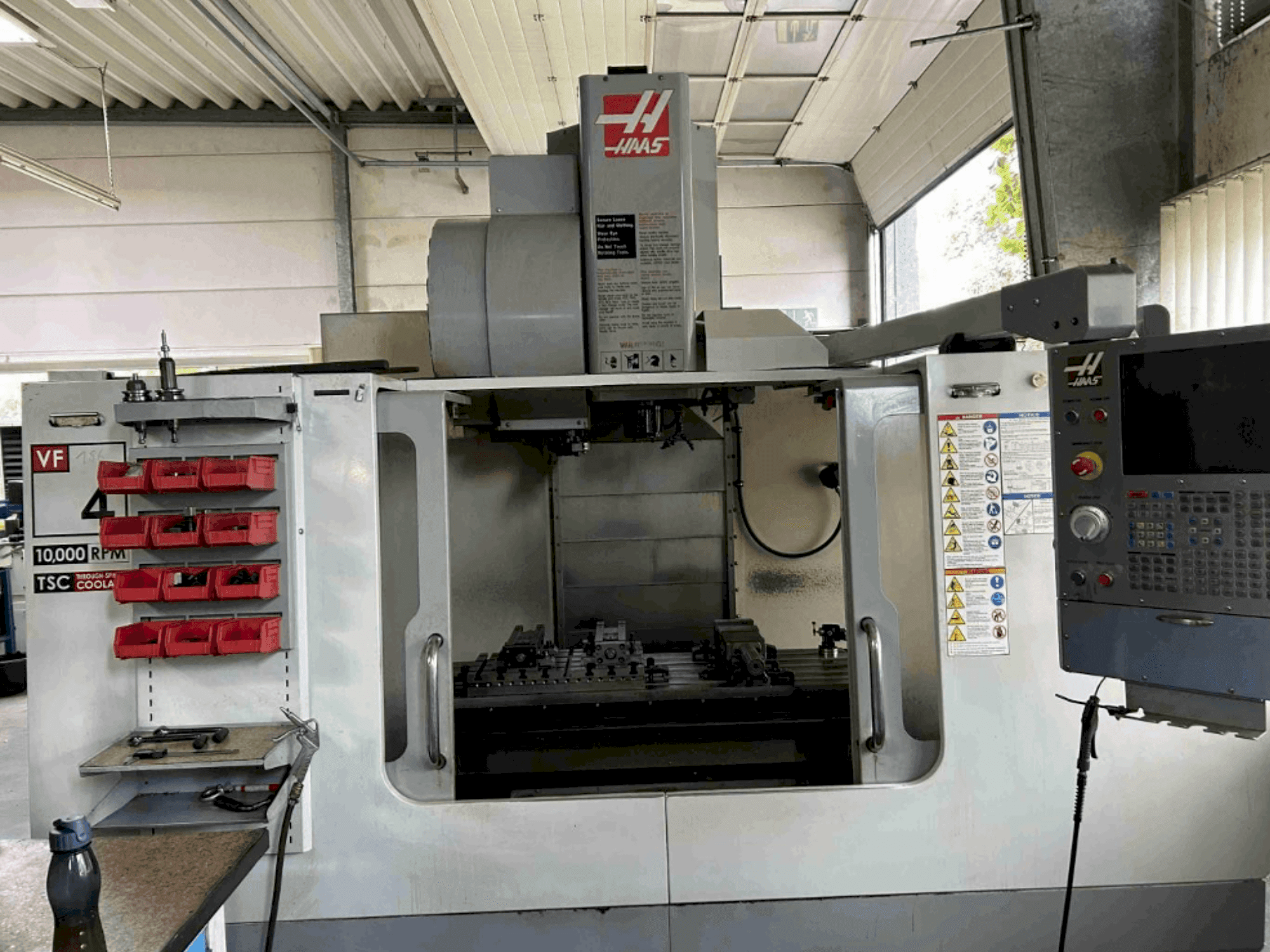 Prikaz stroja HAAS VF4 BHE sprijeda