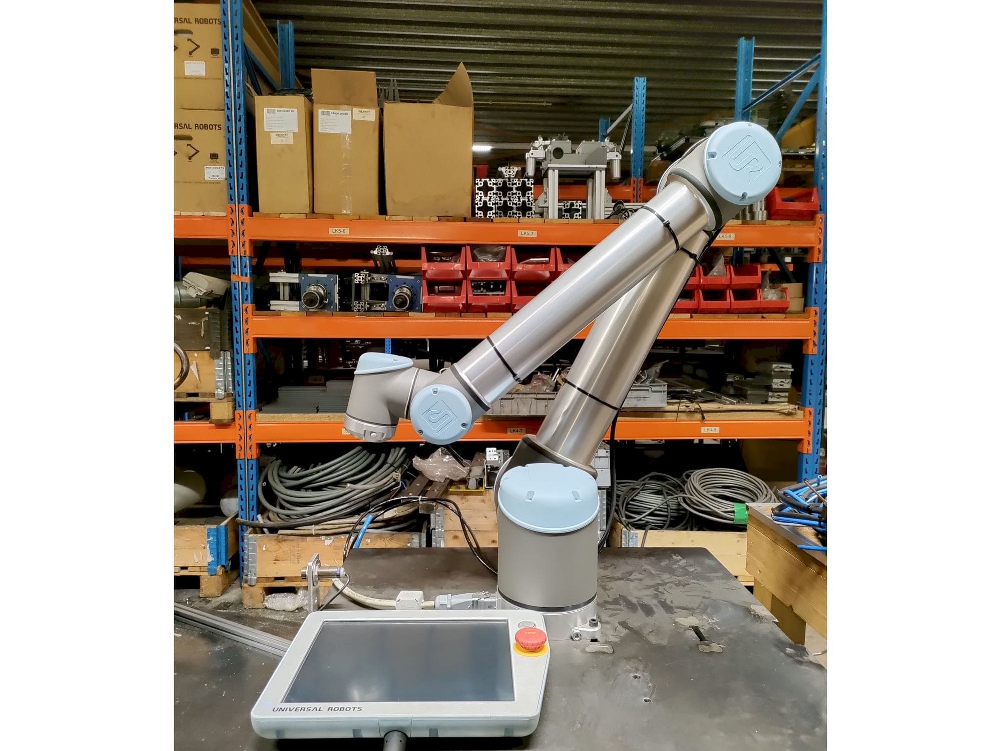 Prikaz  stroja Universal Robots UR10  sprijeda