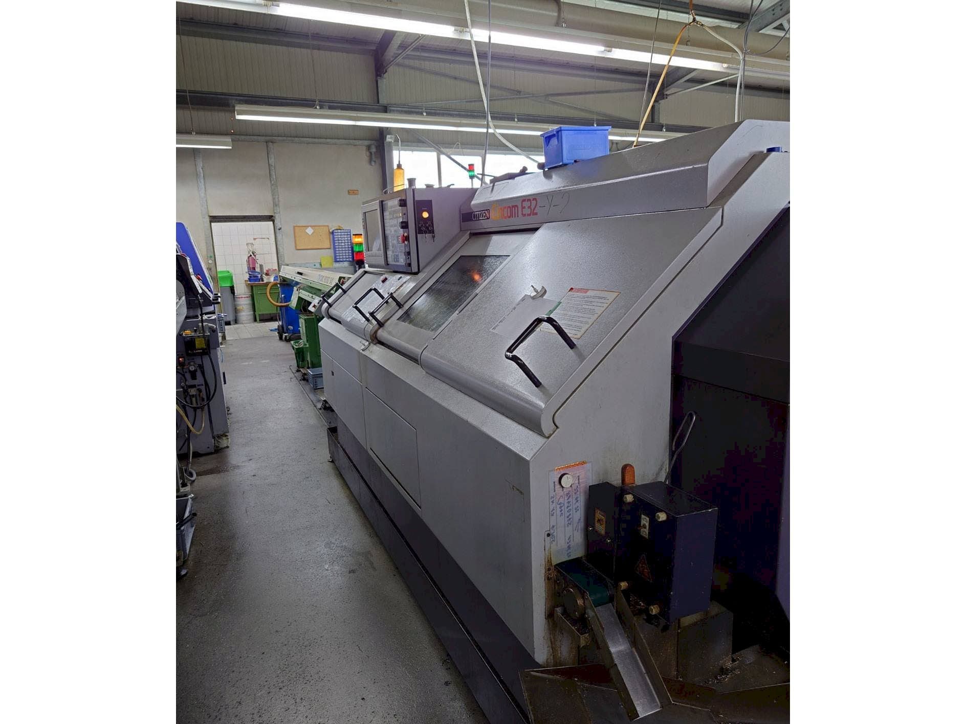 Prikaz desne strane stroja Citizen E32-Y-2