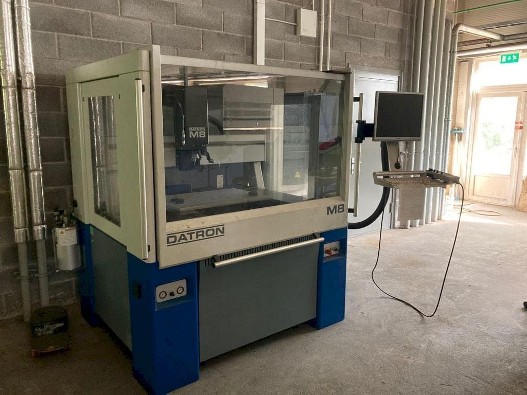 Prikaz stroja Datron M8A sprijeda