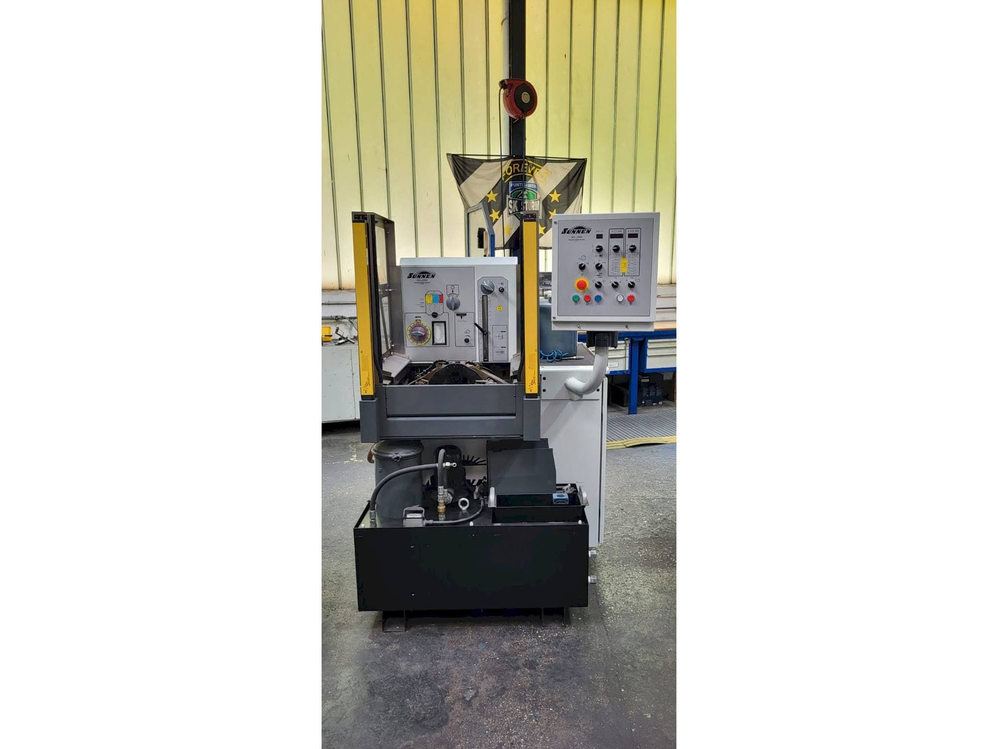 Prikaz stroja Sunnen ML-2000 sprijeda