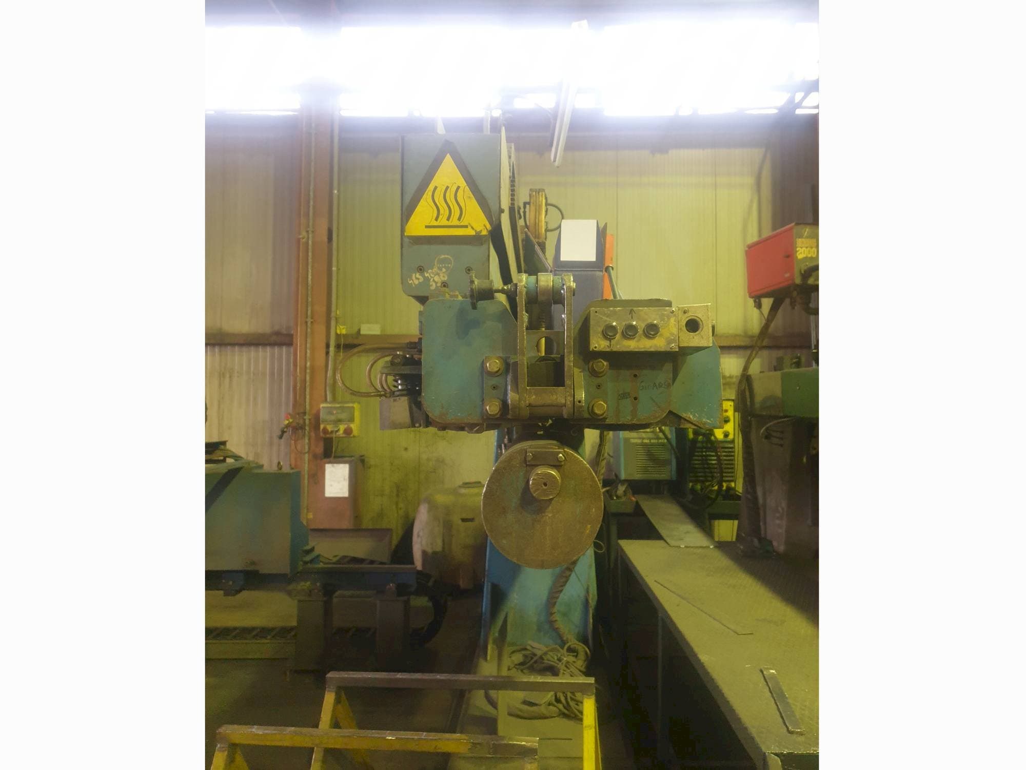 Prikaz  stroja CLOOS CAL 120/30  sprijeda