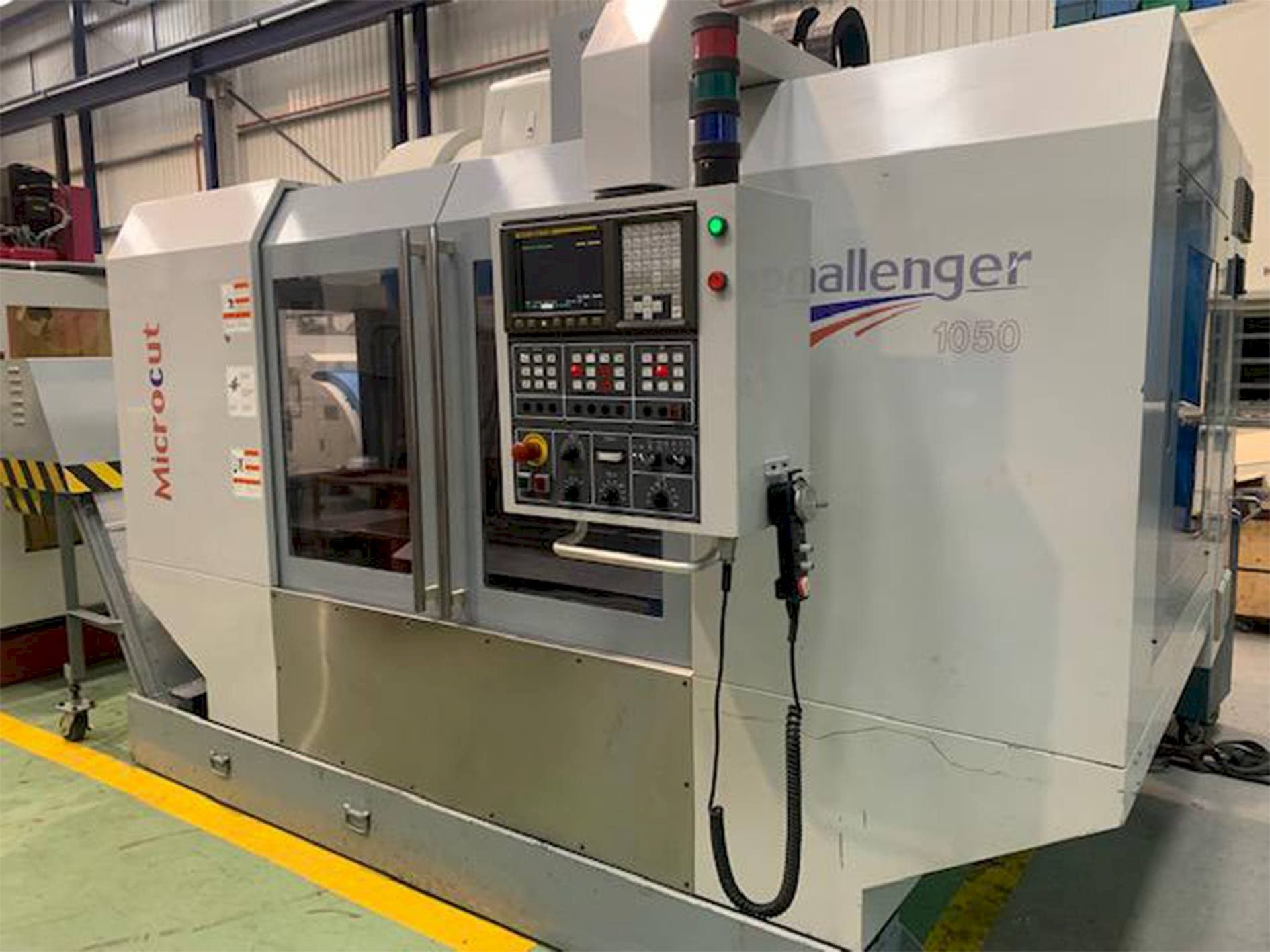 Prikaz stroja MICROCUT Challenger 1050 sprijeda