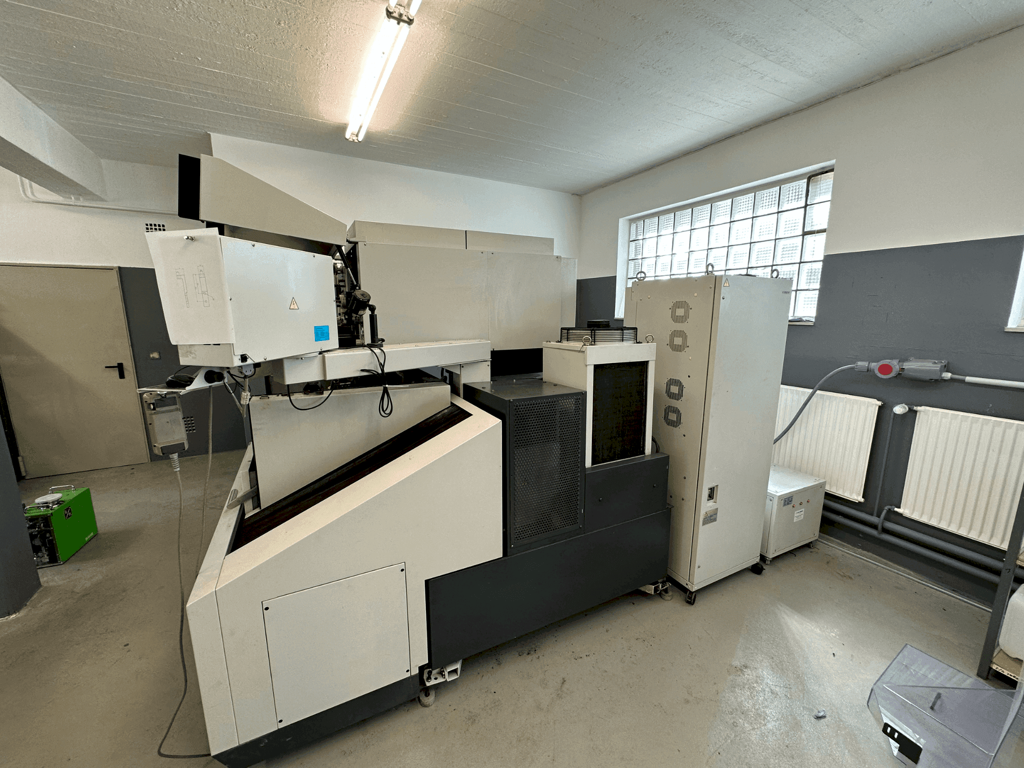 Prikaz  stroja Mitsubishi MV1200S  sprijeda