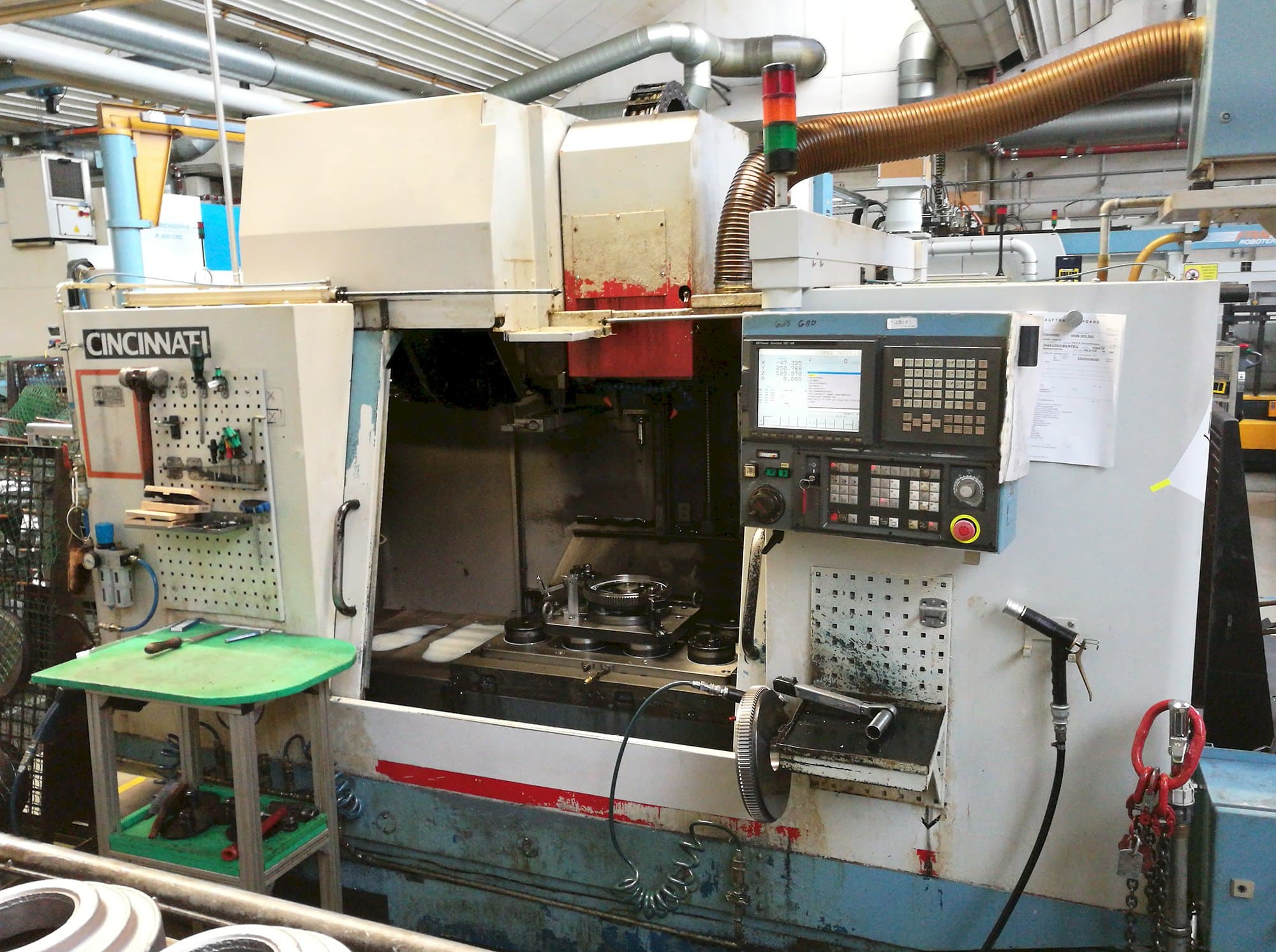 Prikaz stroja Cincinnati Sabre 1000 sprijeda