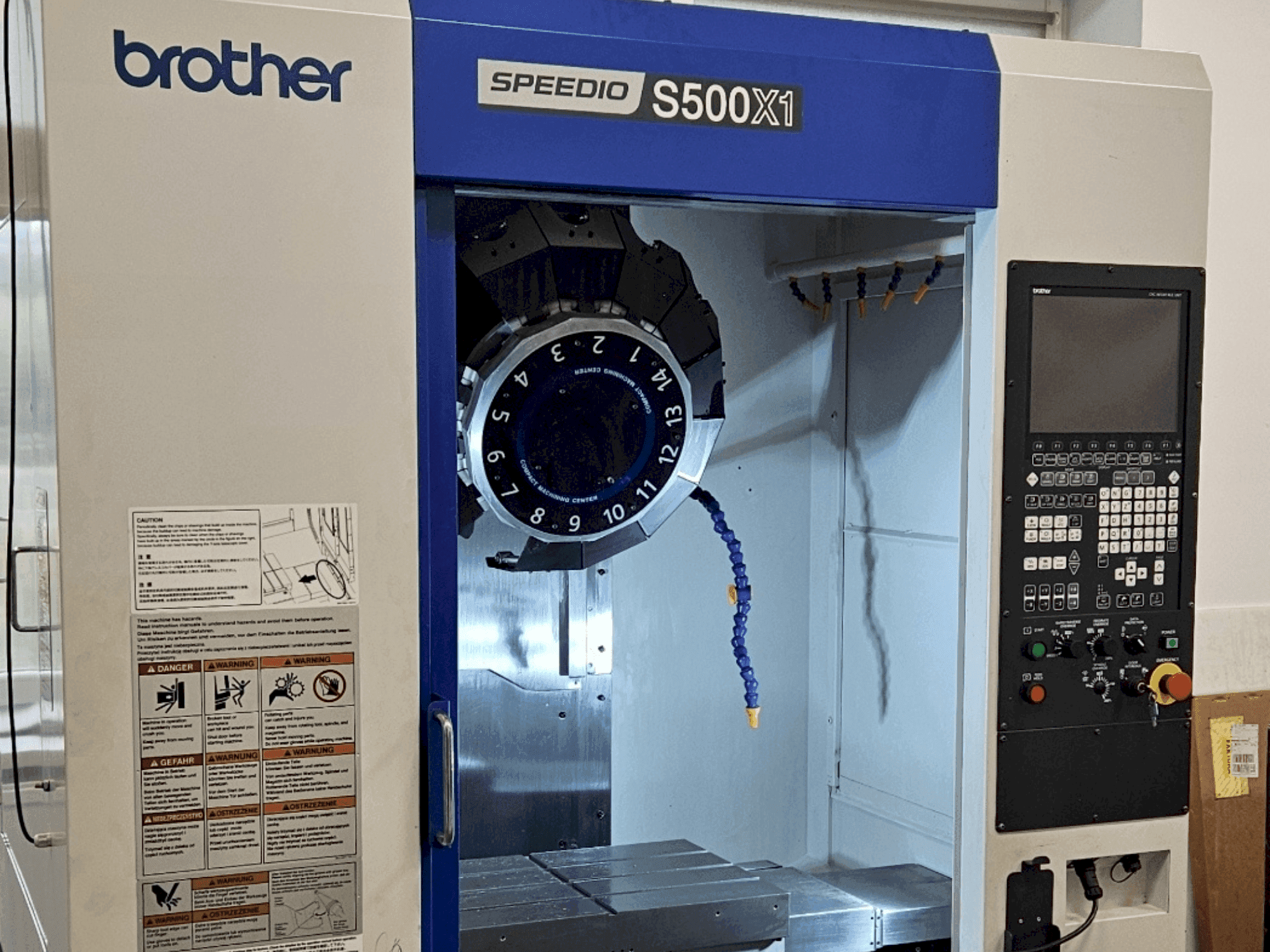 Prikaz stroja Brother Speedio S500X1 sprijeda