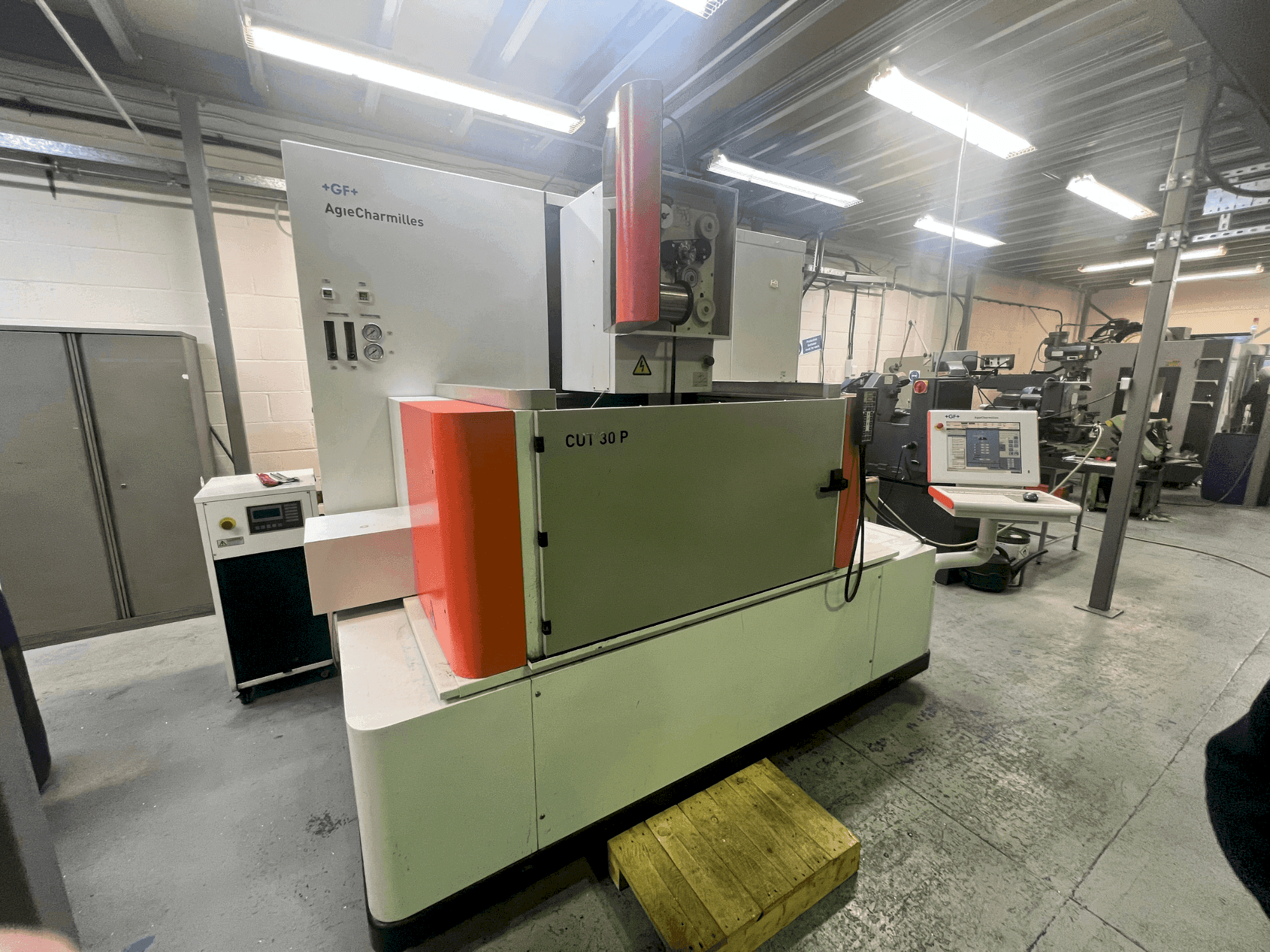 Prikaz stroja AgieCharmilles CUT 30P sprijeda