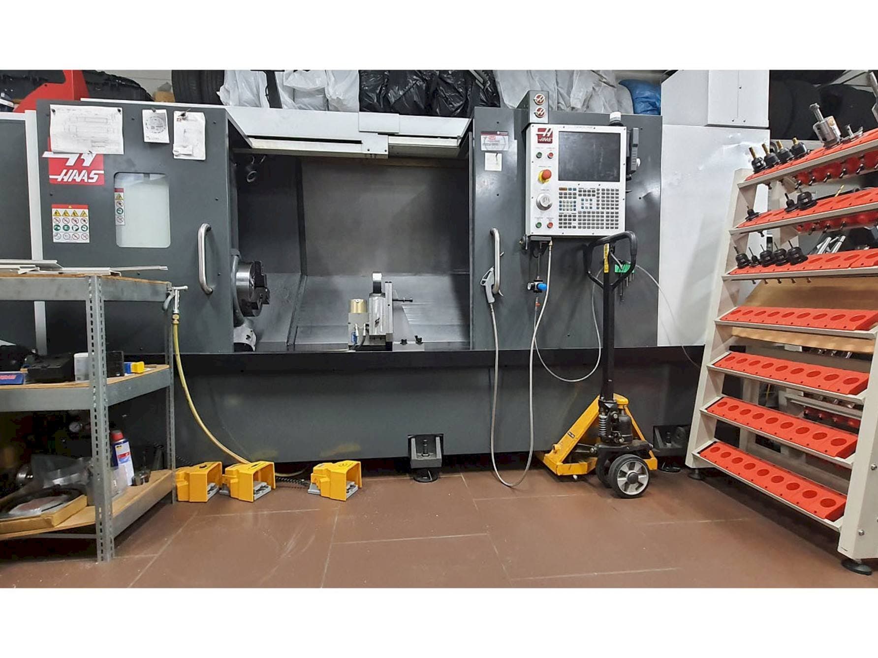 Prikaz stroja HAAS ST-30L sprijeda