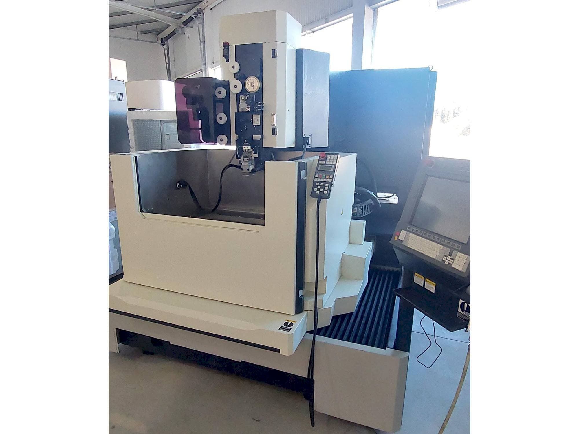 Prikaz  stroja Makino DUO 64  sprijeda