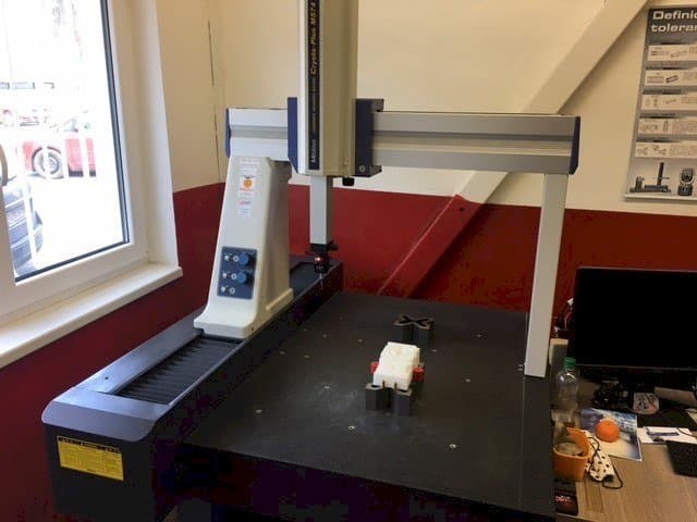 Prikaz stroja Mitutoyo Crysta-Plus M 574 sprijeda