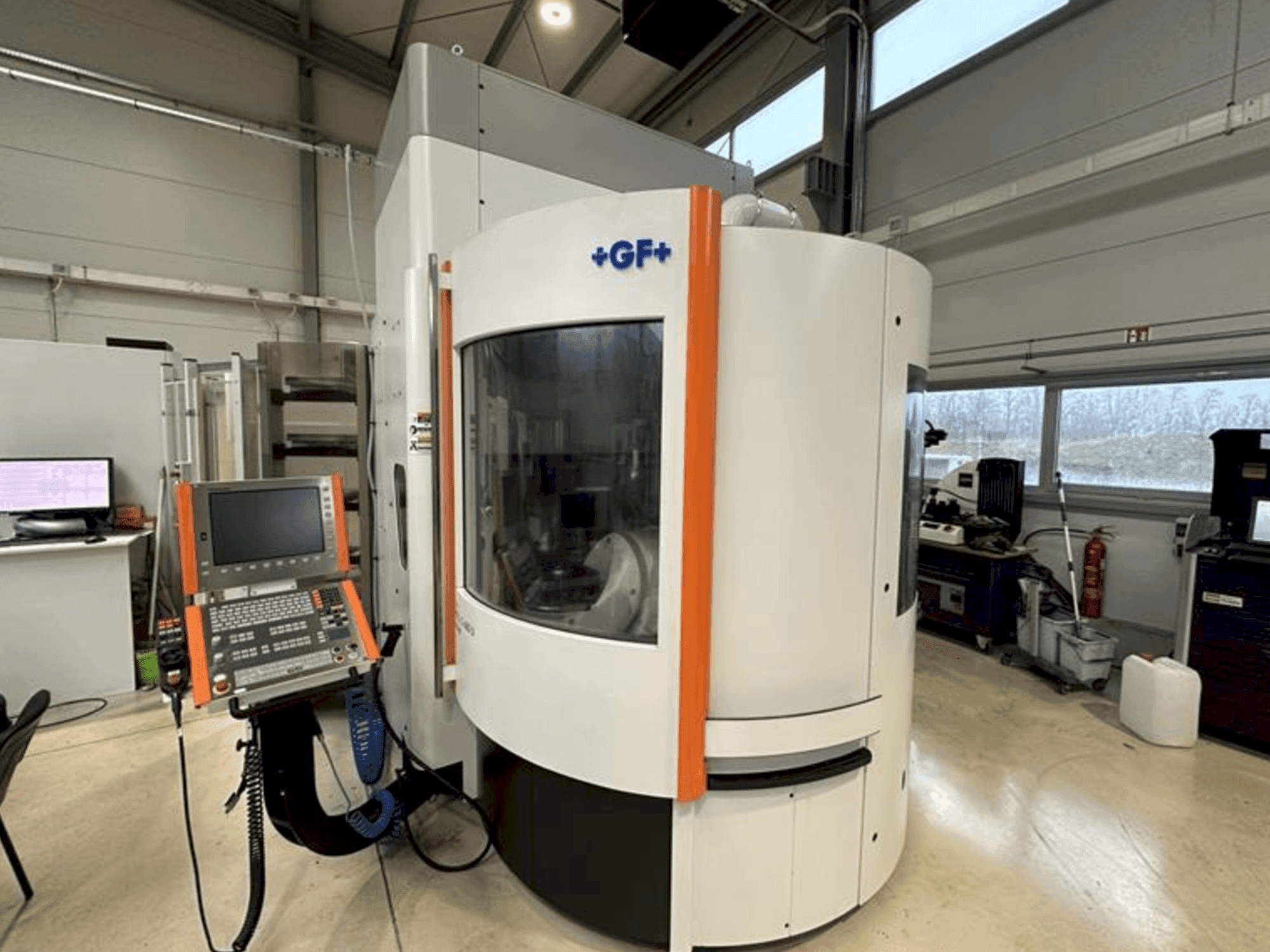 Prikaz stroja MIKRON Mill S 600 U sprijeda