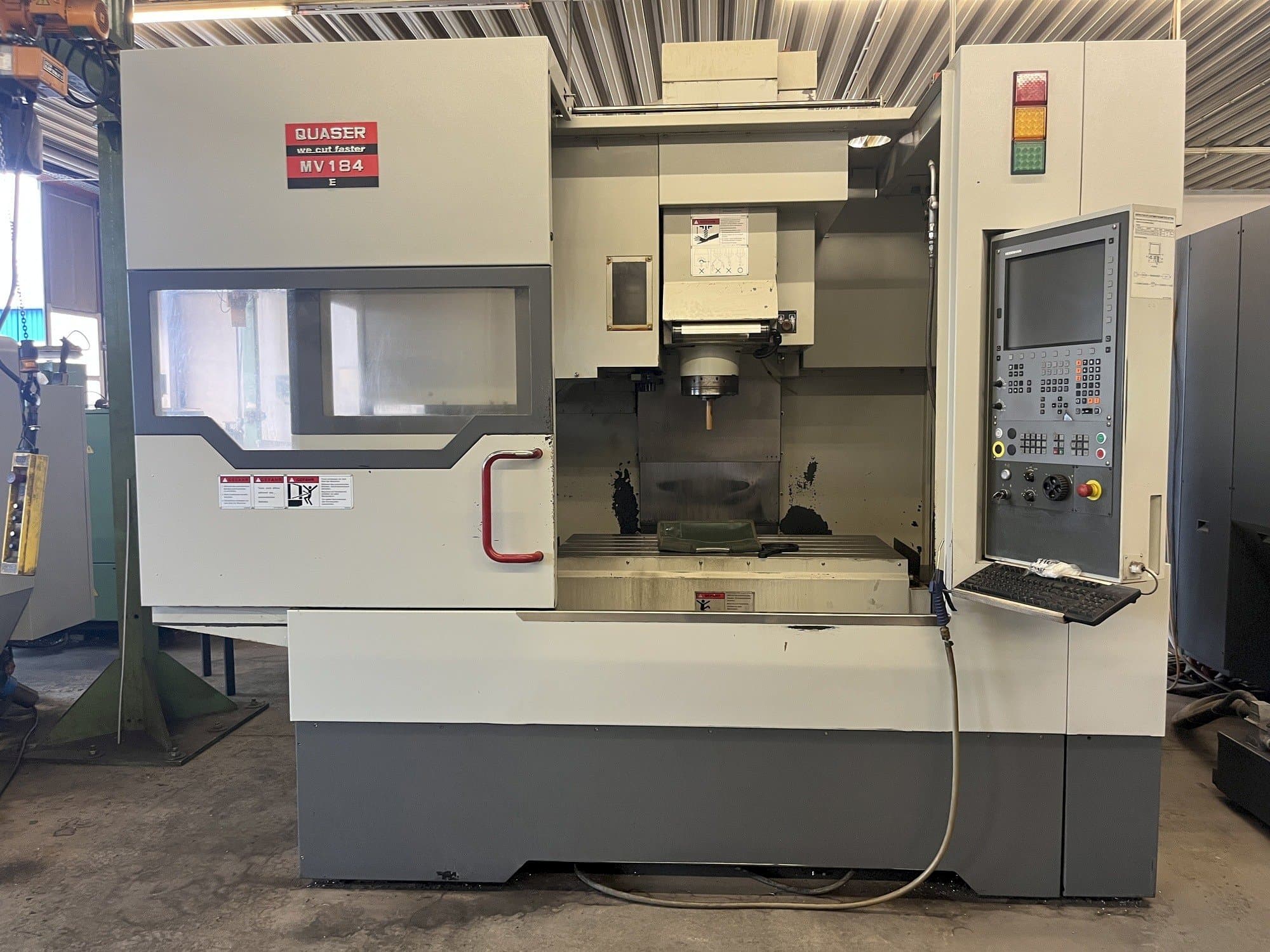 Prikaz stroja Quaser MV 184E sprijeda