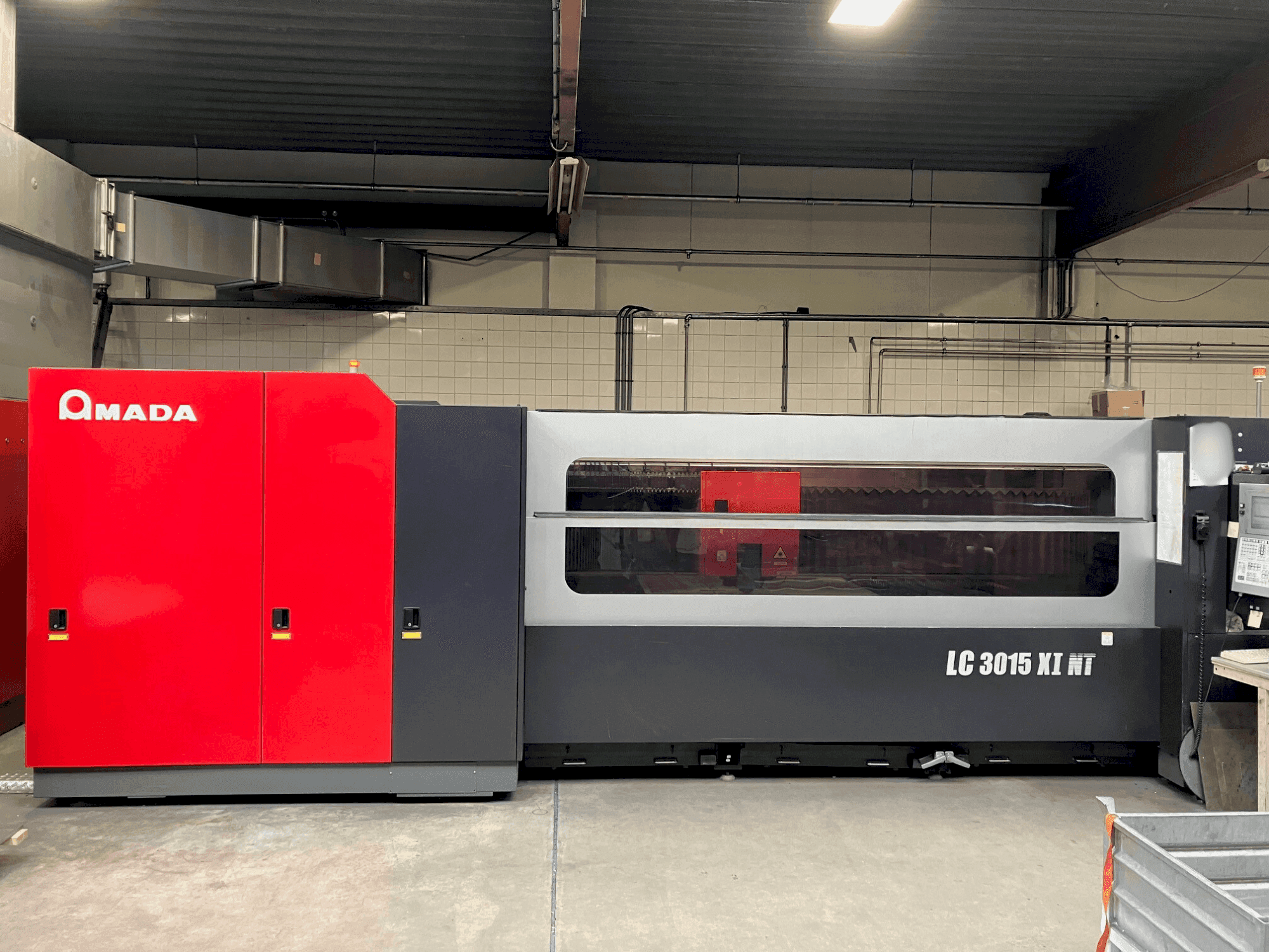 Prikaz  stroja AMADA LC3015X1NT 4kW Co2  sprijeda