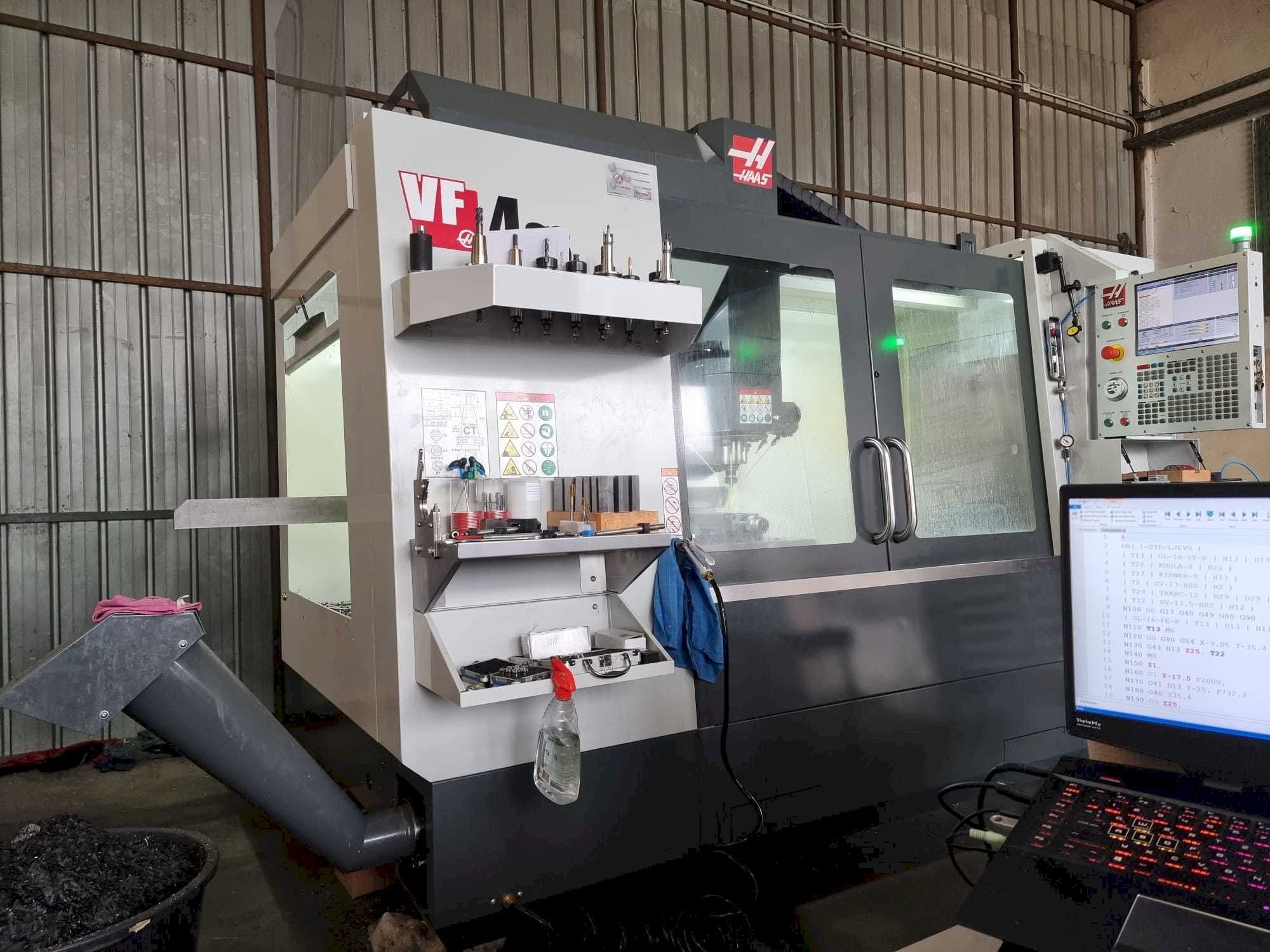Prikaz stroja HAAS VF4SS sprijeda