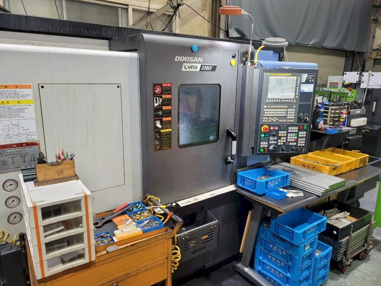 Prikaz stroja Doosan LYNX220LYA sprijeda
