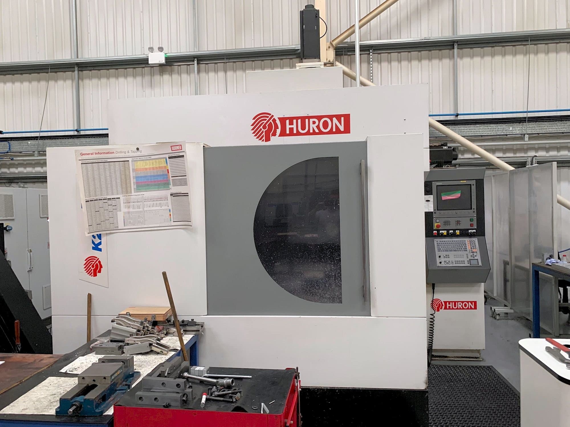 Prikaz stroja Hurco K2X 10 sprijeda