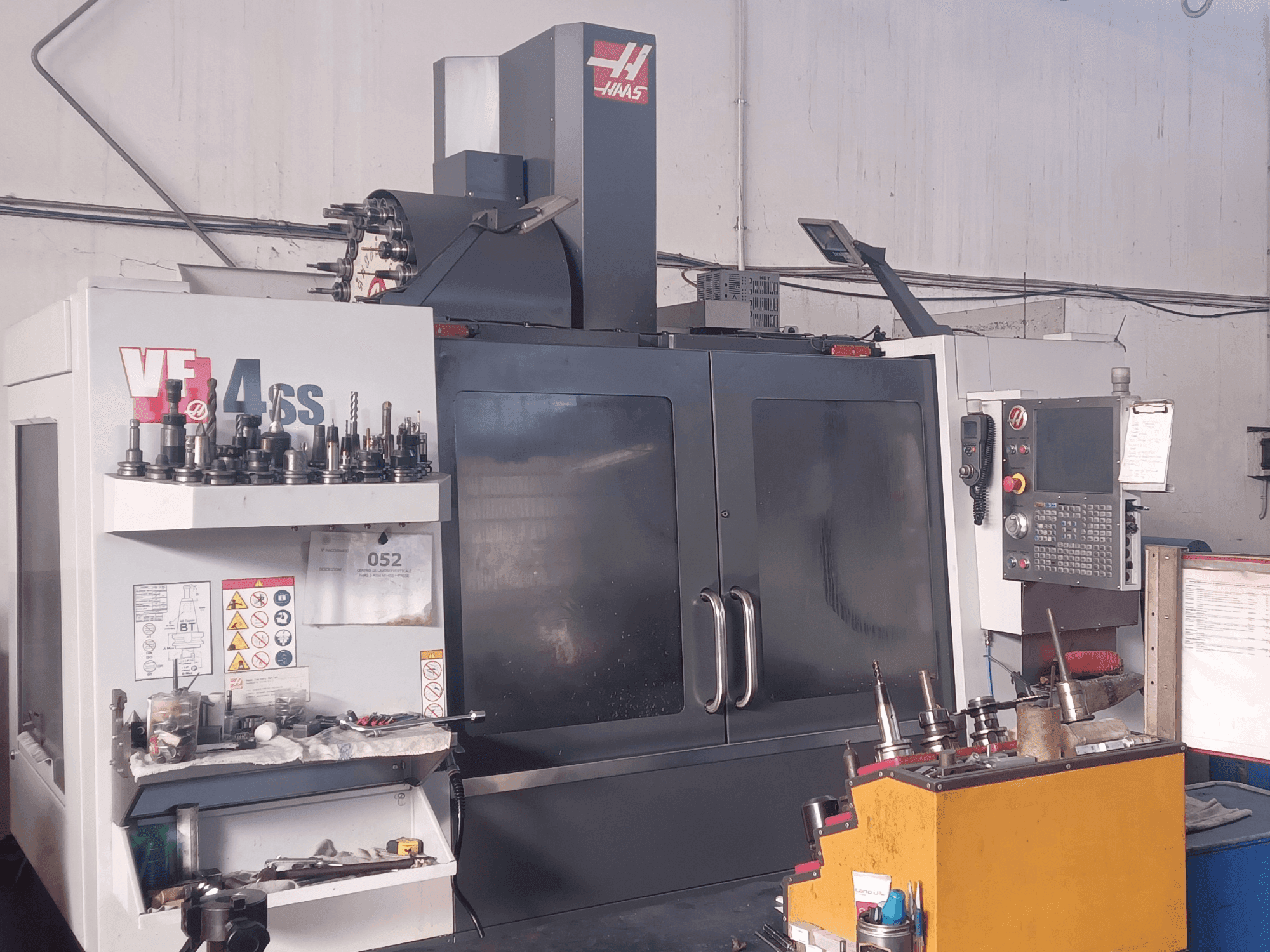 Prikaz stroja HAAS VF-4SS sprijeda
