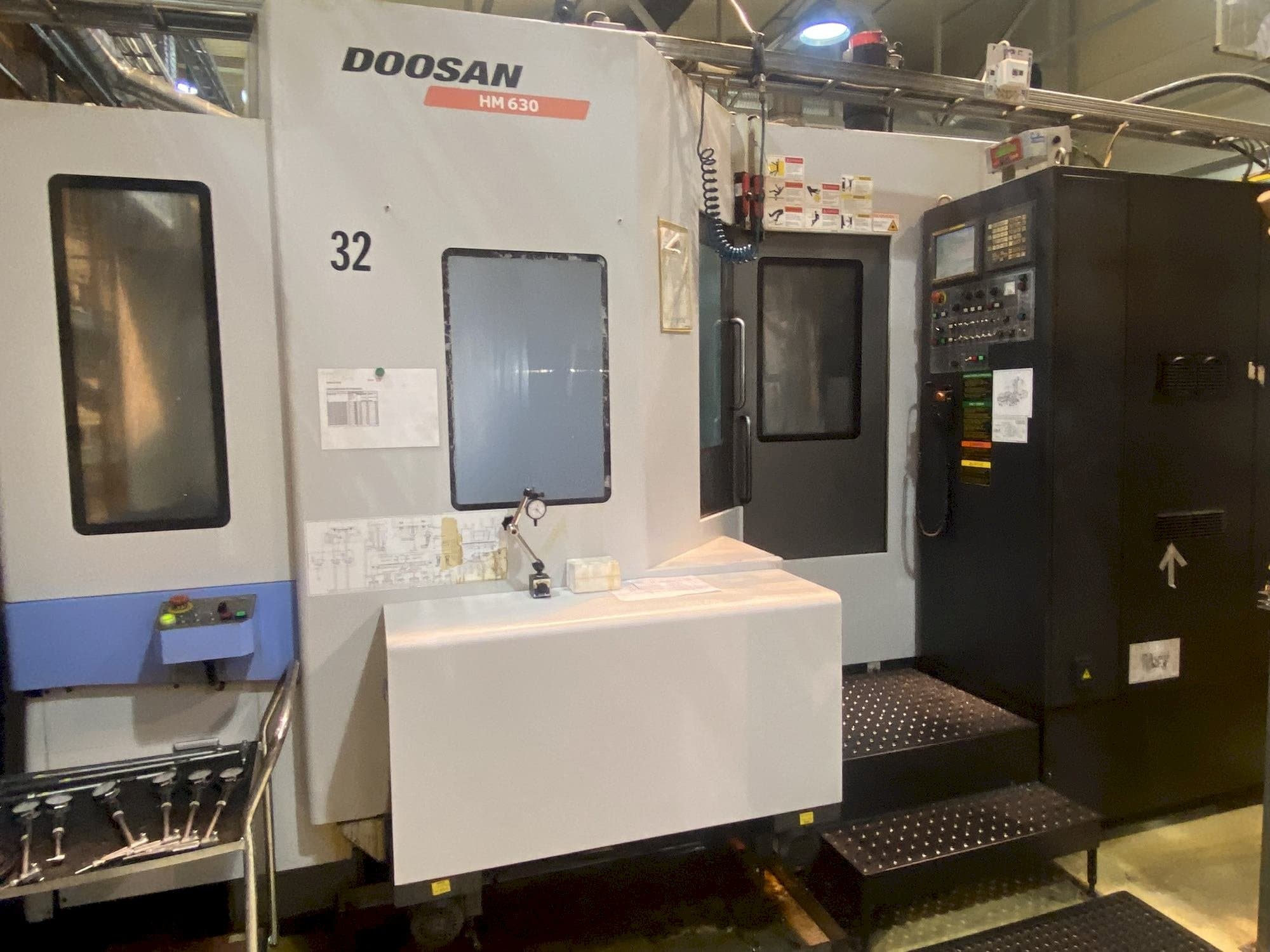 Prikaz  stroja DOOSAN HM 630  sprijeda