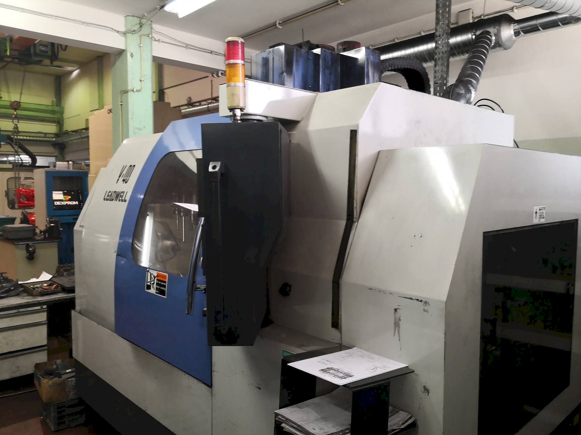 Prikaz  stroja Leadwell V-40  sprijeda