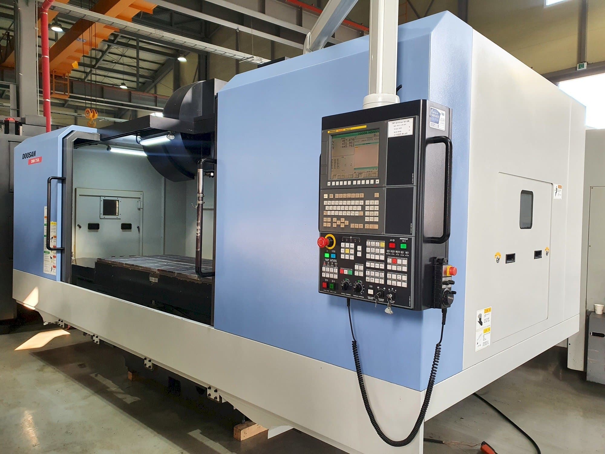Prikaz stroja Doosan DNM 750L sprijeda