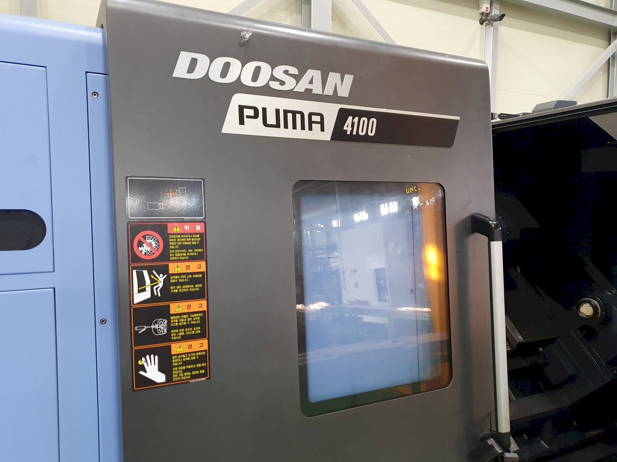 Prikaz stroja Doosan PUMA 4100B sprijeda