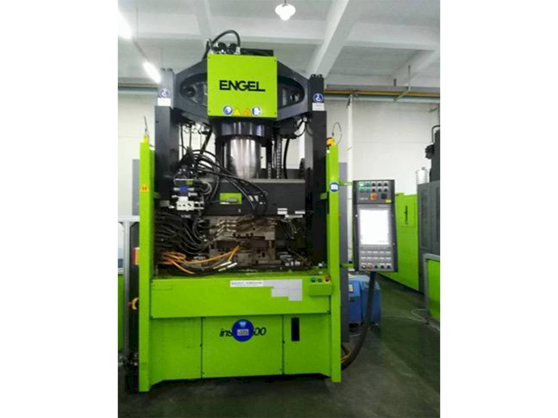 Prikaz stroja ENGEL insert 2550H/200 with MuCell sprijeda