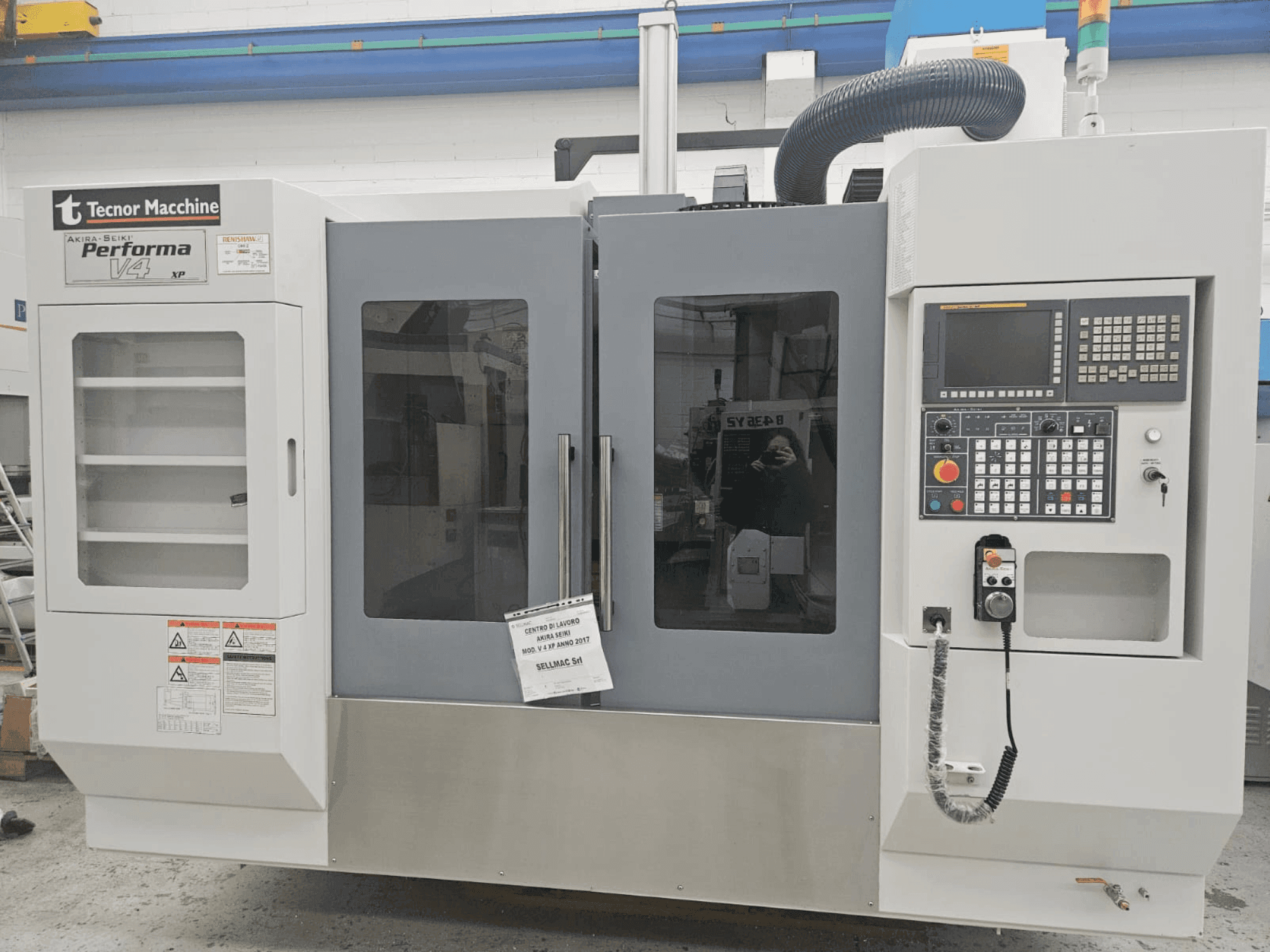 Prikaz stroja Akira Seiki Performa V 4 XP sprijeda