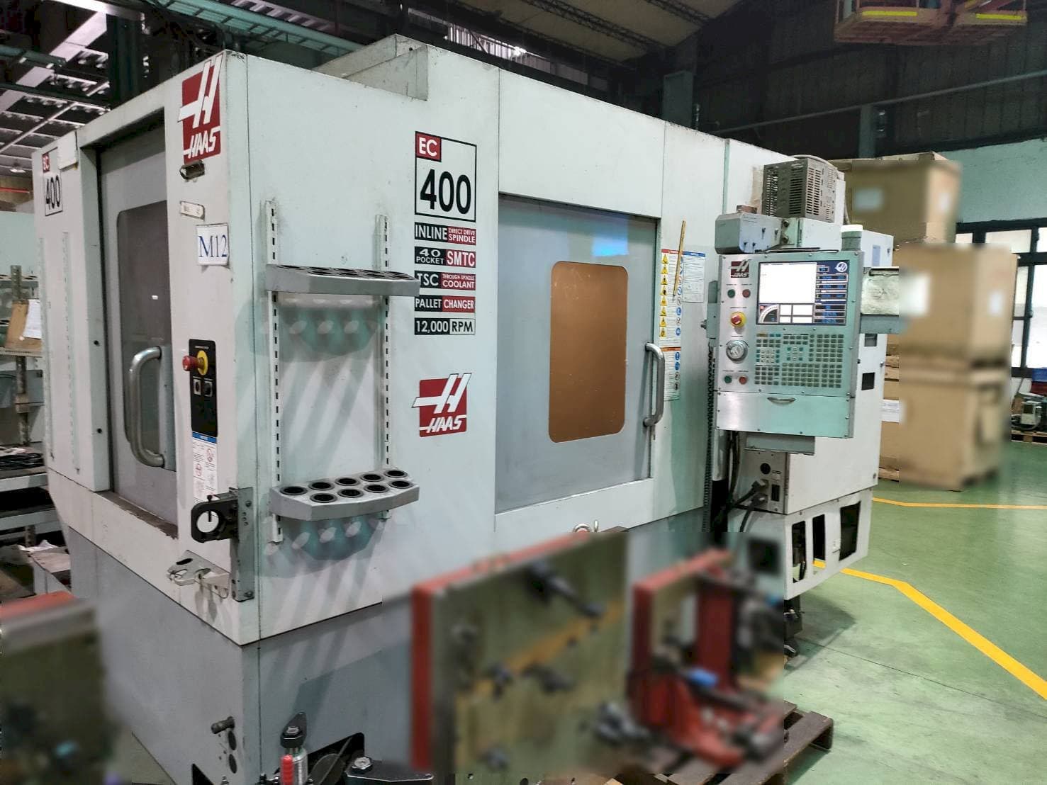 Prikaz stroja HAAS EC-400 sprijeda