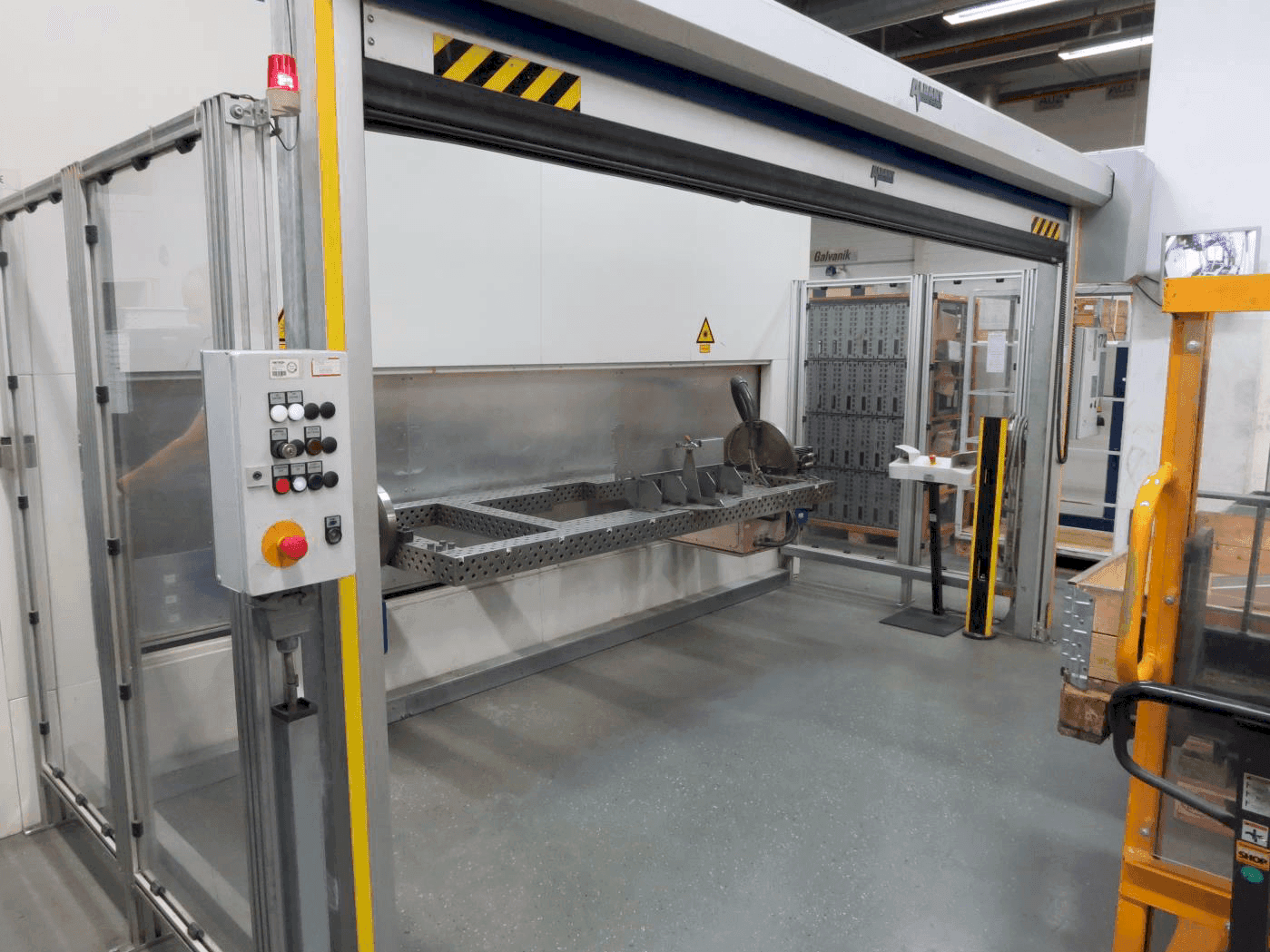Prikaz  stroja TRUMPF TruLaser Robot 5020  sprijeda