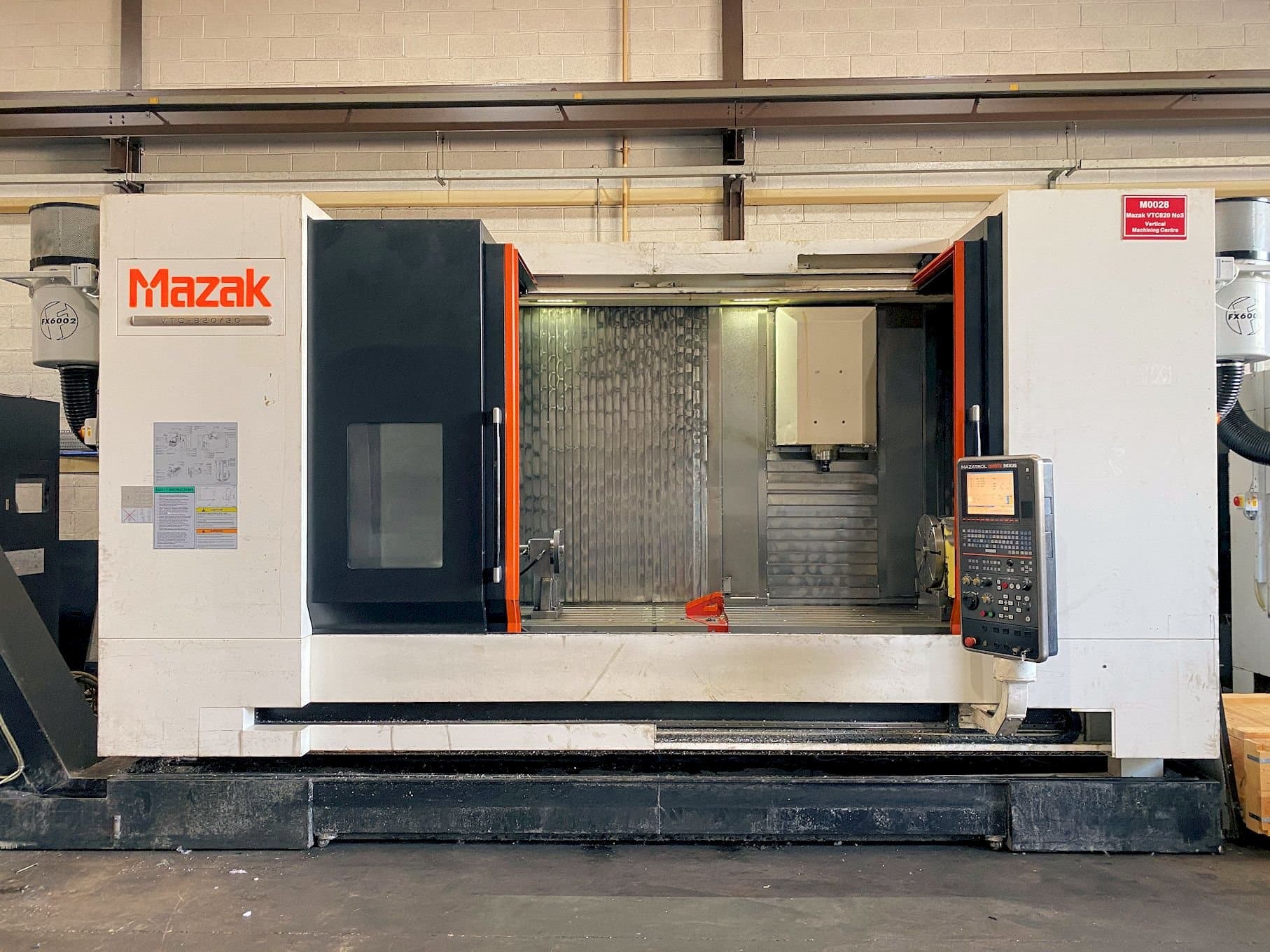 Prikaz stroja Mazak VTC-820/30 sprijeda