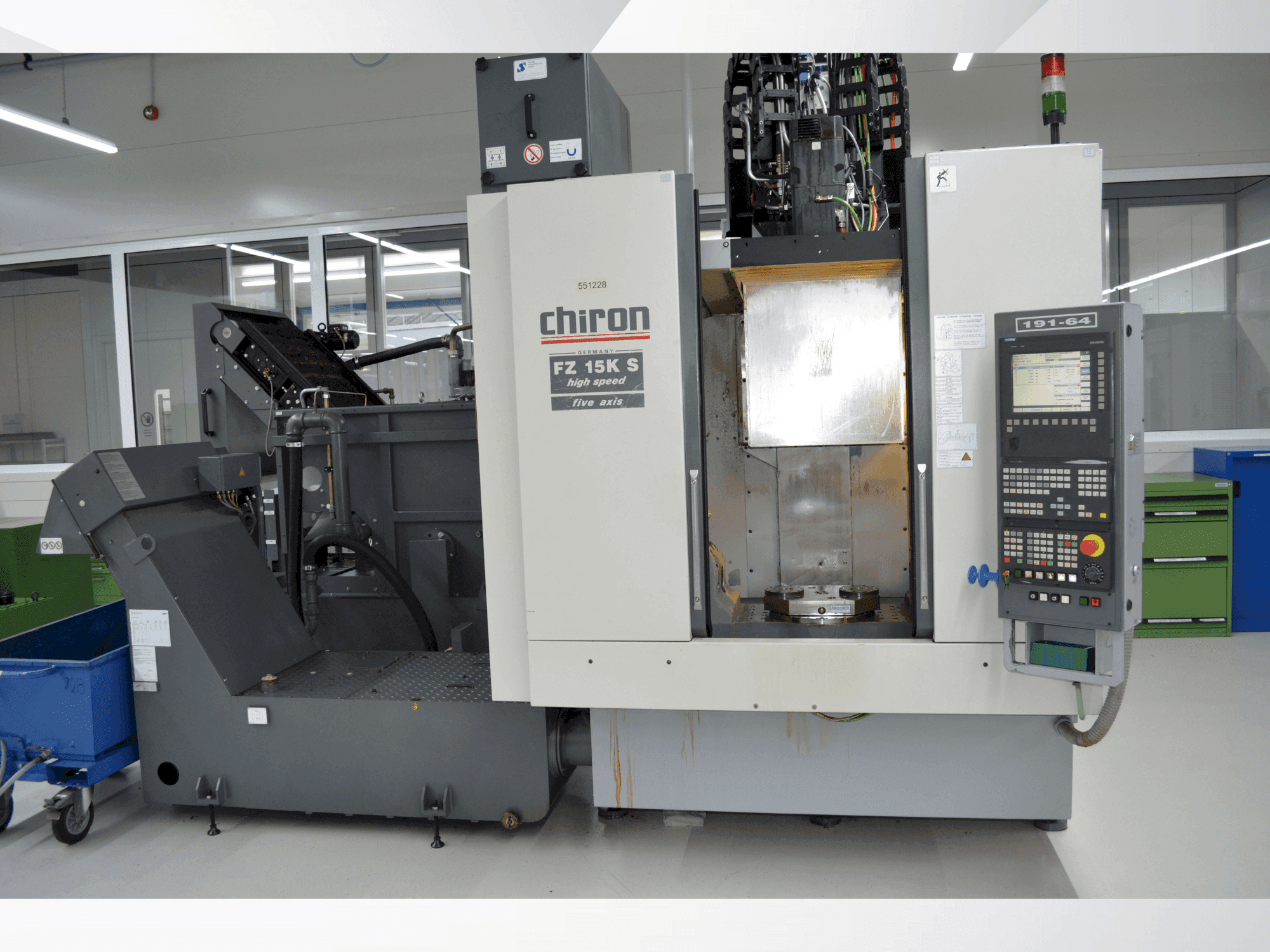 Prikaz stroja CHIRON FZ 15KS five axis high speed sprijeda